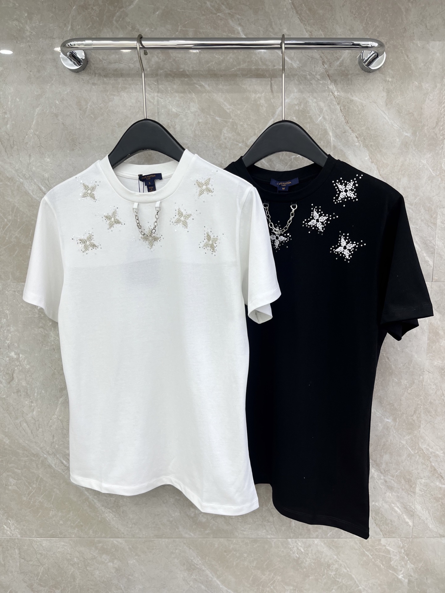 🛒𝐍𝐄𝐖 · 𝟐𝟎𝟐6/爆款现货原单品质 Lv*｜精致订珠刺绣短袖T恤高订面料 亲肤透气舒适标志性字母图