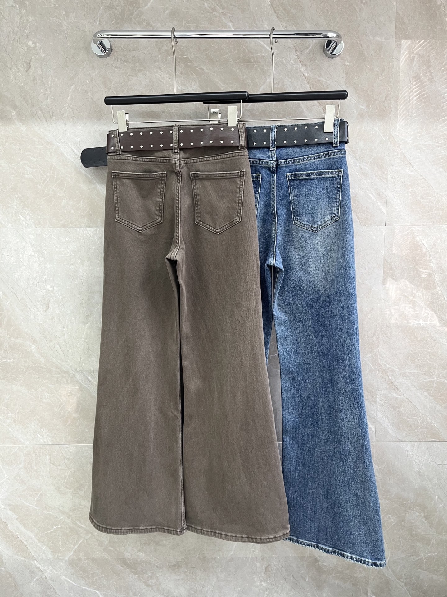 🛒𝐍𝐄𝐖 · 𝟐𝟎𝟐6/爆款现货设计师 原创｜女神同款筒喇牛仔裤 这款牛仔裤选用优质面料，工艺渐变色洗水