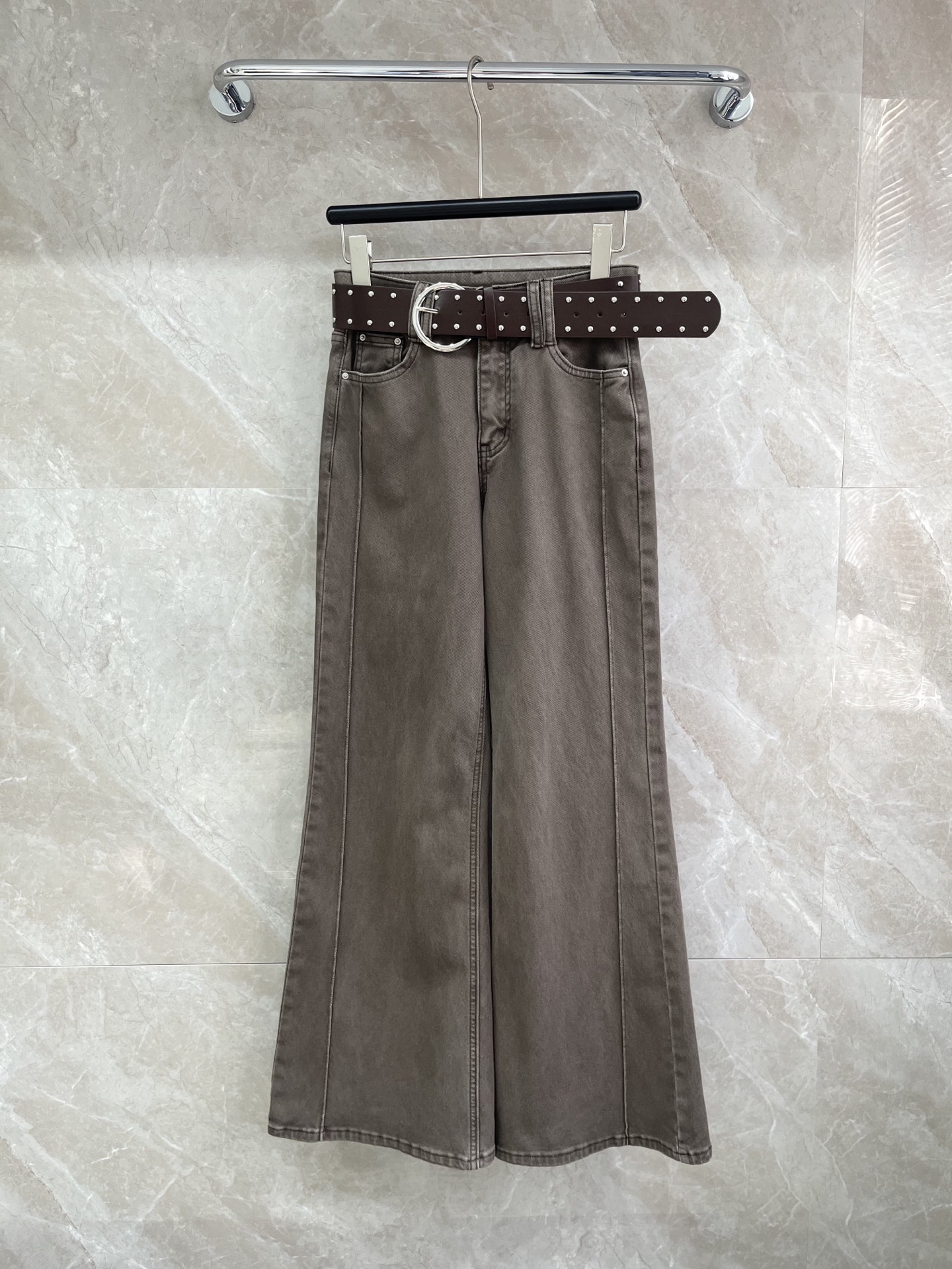 🛒𝐍𝐄𝐖 · 𝟐𝟎𝟐6/爆款现货设计师 原创｜女神同款筒喇牛仔裤 这款牛仔裤选用优质面料，工艺渐变色洗水