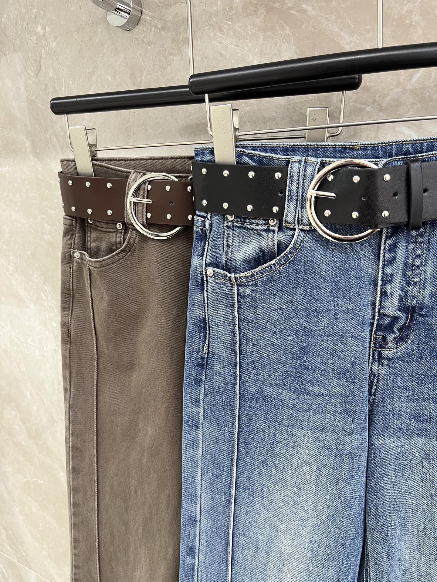 🛒𝐍𝐄𝐖 · 𝟐𝟎𝟐6/爆款现货设计师 原创｜女神同款筒喇牛仔裤 这款牛仔裤选用优质面料，工艺渐变色洗水