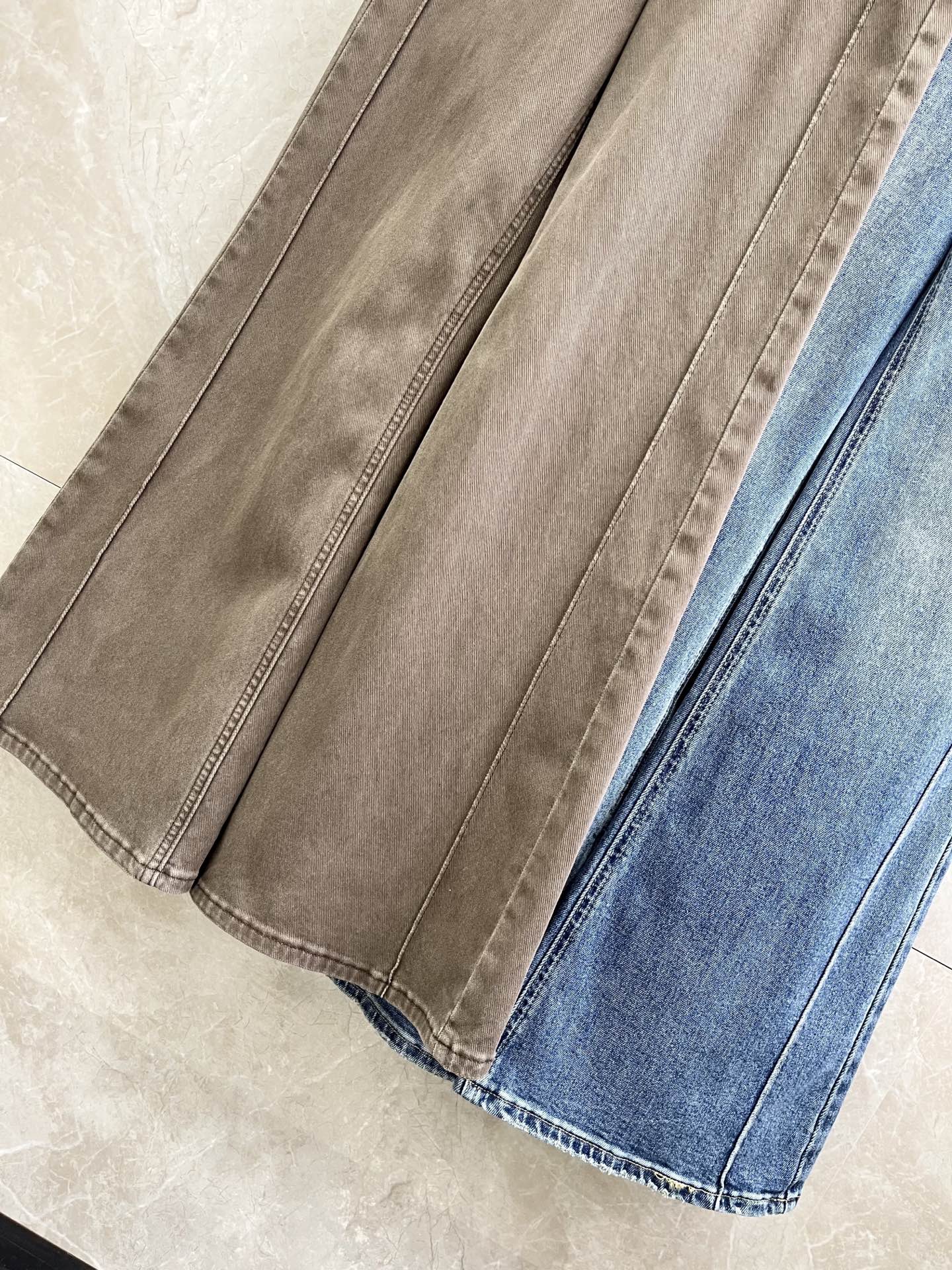 🛒𝐍𝐄𝐖 · 𝟐𝟎𝟐6/爆款现货设计师 原创｜女神同款筒喇牛仔裤 这款牛仔裤选用优质面料，工艺渐变色洗水