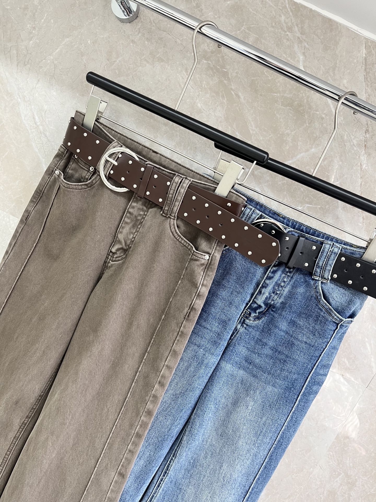 🛒𝐍𝐄𝐖 · 𝟐𝟎𝟐6/爆款现货设计师 原创｜女神同款筒喇牛仔裤 这款牛仔裤选用优质面料，工艺渐变色洗水