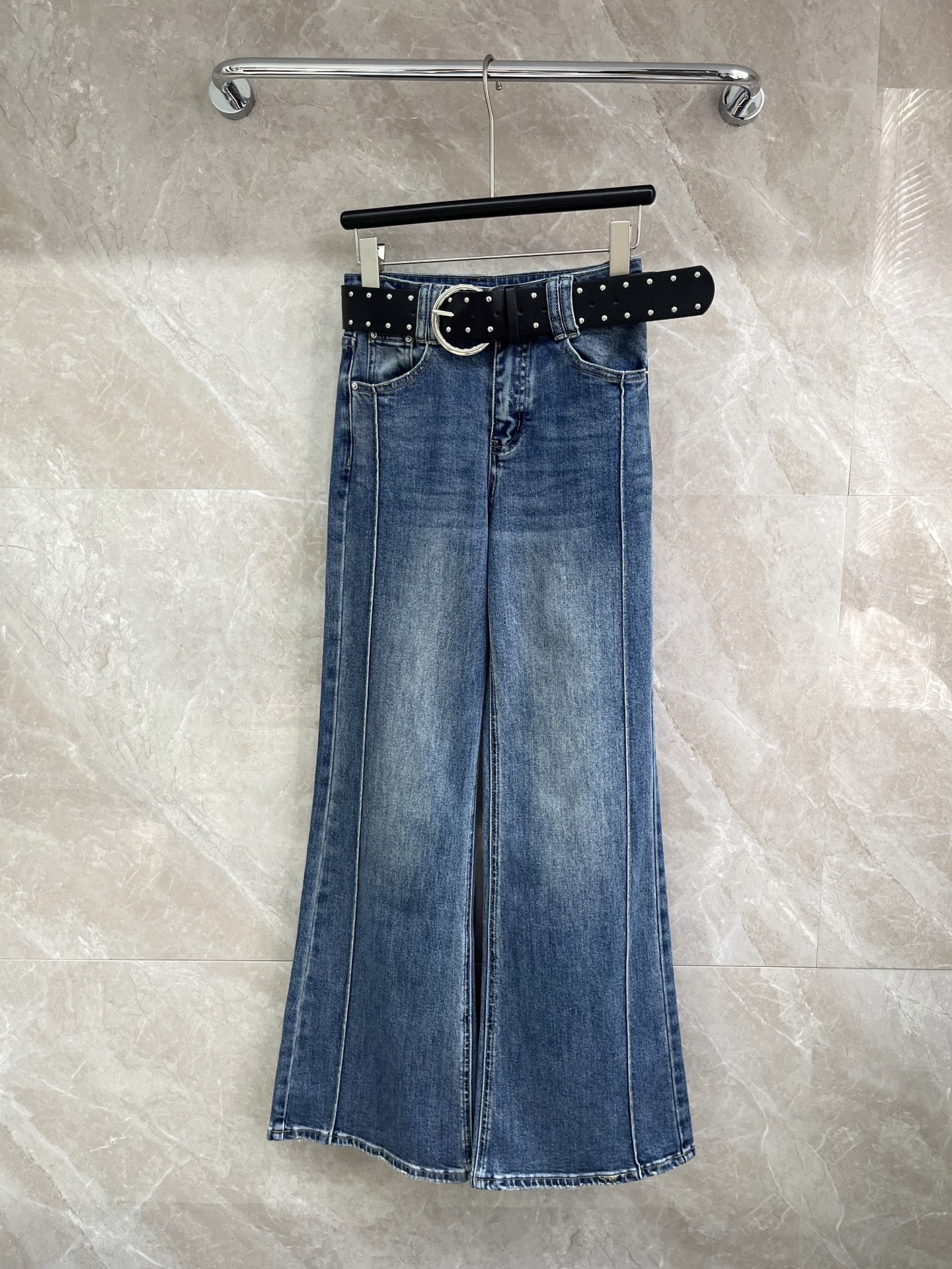 🛒𝐍𝐄𝐖 · 𝟐𝟎𝟐6/爆款现货设计师 原创｜女神同款筒喇牛仔裤 这款牛仔裤选用优质面料，工艺渐变色洗水