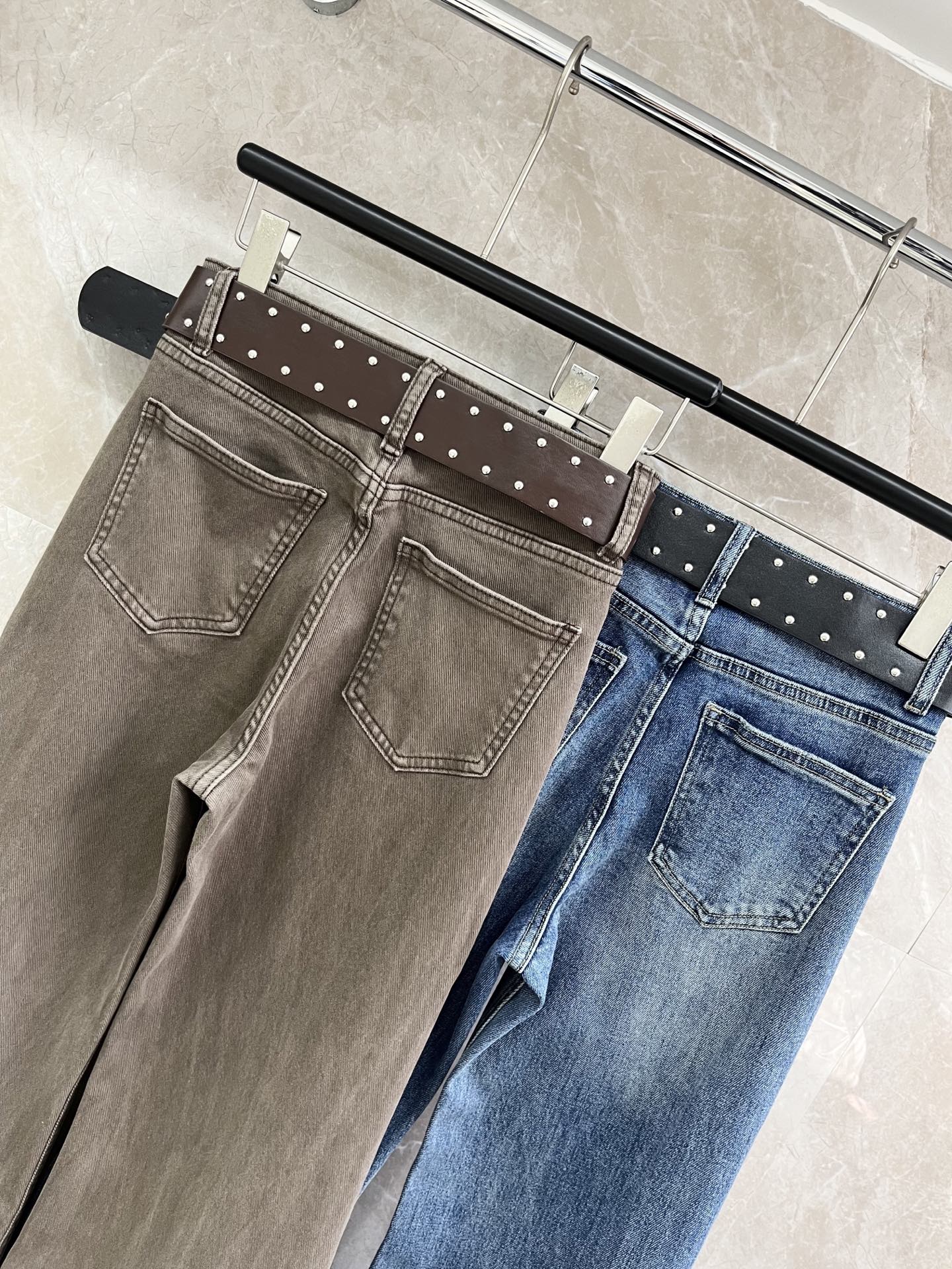 🛒𝐍𝐄𝐖 · 𝟐𝟎𝟐6/爆款现货设计师 原创｜女神同款筒喇牛仔裤 这款牛仔裤选用优质面料，工艺渐变色洗水