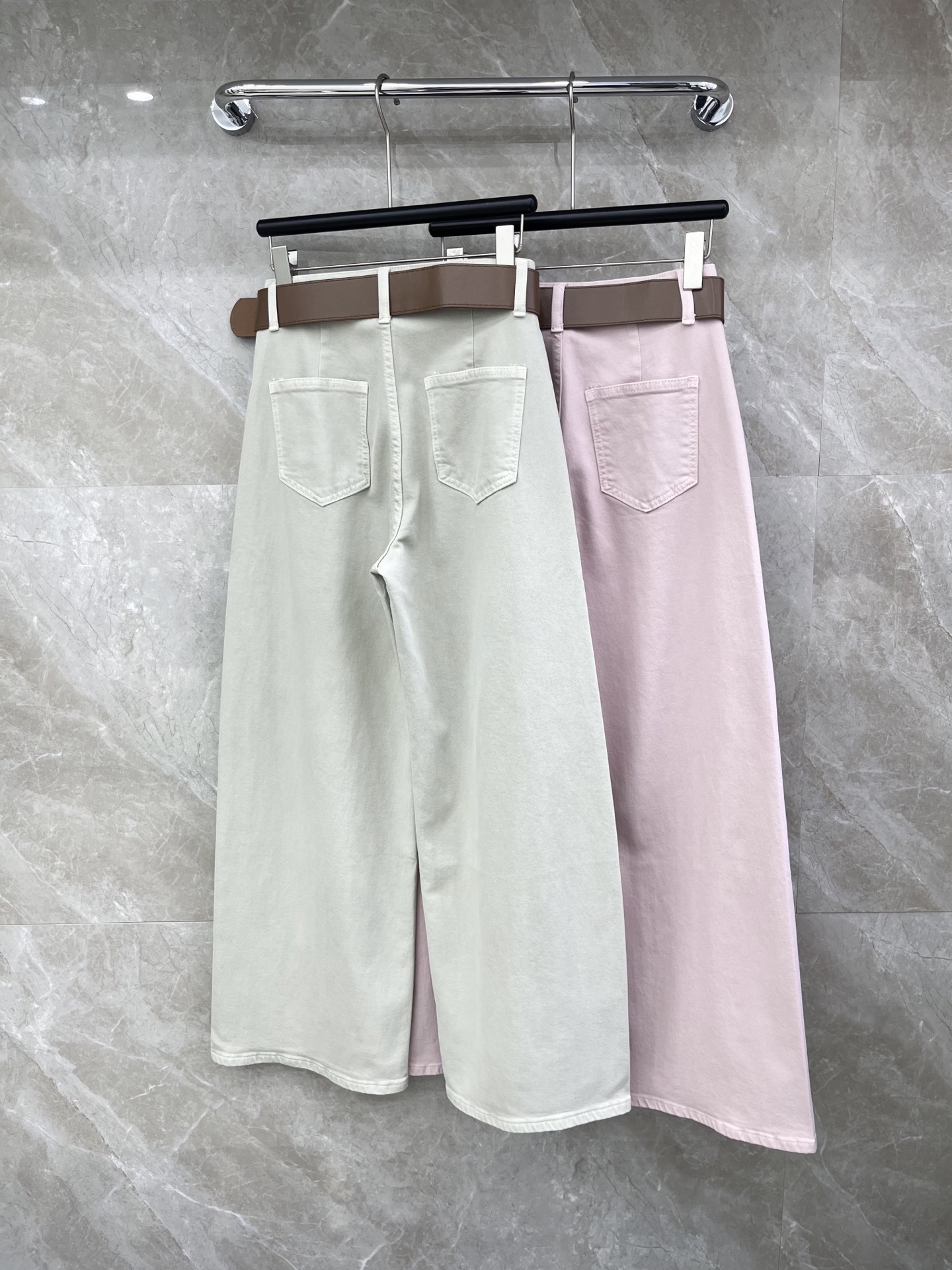 🛒𝐍𝐄𝐖 · 𝟐𝟎𝟐6/爆款现货【早春新款】原创｜设计师微镰刀型牛仔裤 这款牛仔裤选用优质面料，工艺洗水