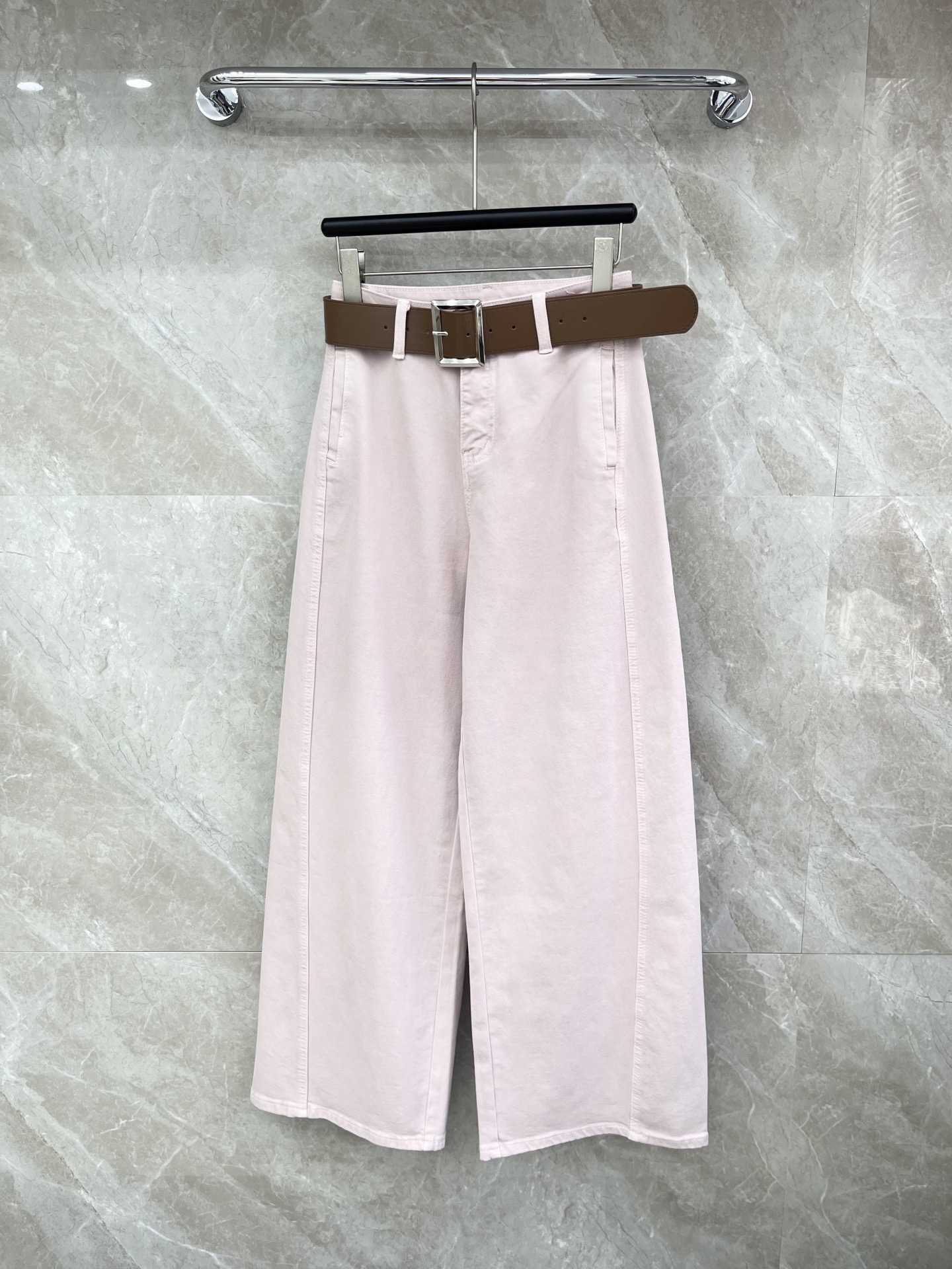 🛒𝐍𝐄𝐖 · 𝟐𝟎𝟐6/爆款现货【早春新款】原创｜设计师微镰刀型牛仔裤 这款牛仔裤选用优质面料，工艺洗水