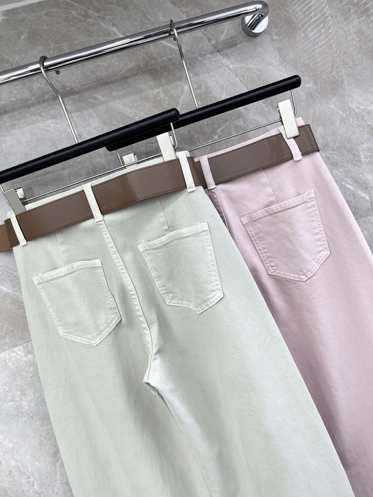 🛒𝐍𝐄𝐖 · 𝟐𝟎𝟐6/爆款现货【早春新款】原创｜设计师微镰刀型牛仔裤 这款牛仔裤选用优质面料，工艺洗水