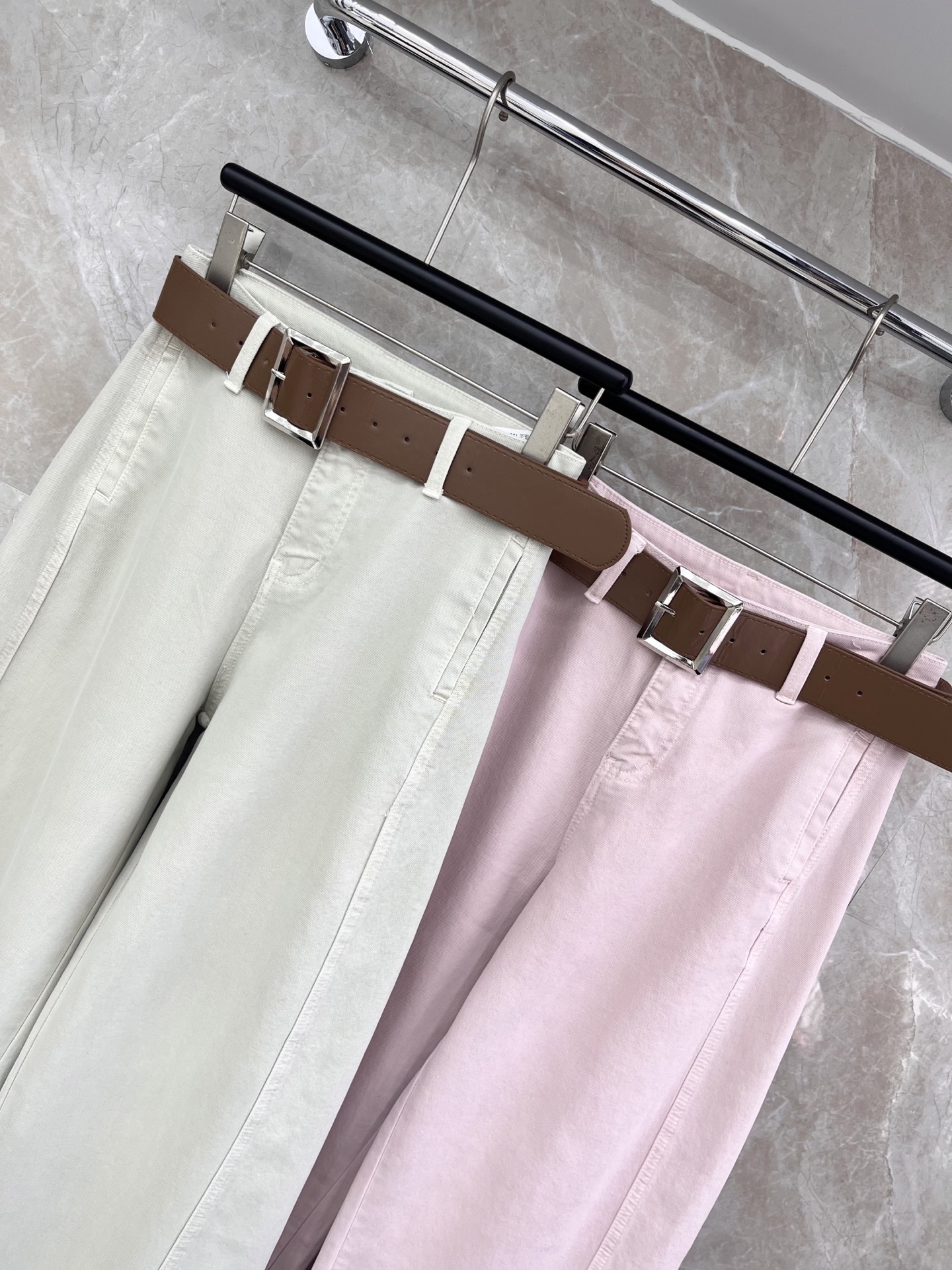 🛒𝐍𝐄𝐖 · 𝟐𝟎𝟐6/爆款现货【早春新款】原创｜设计师微镰刀型牛仔裤 这款牛仔裤选用优质面料，工艺洗水