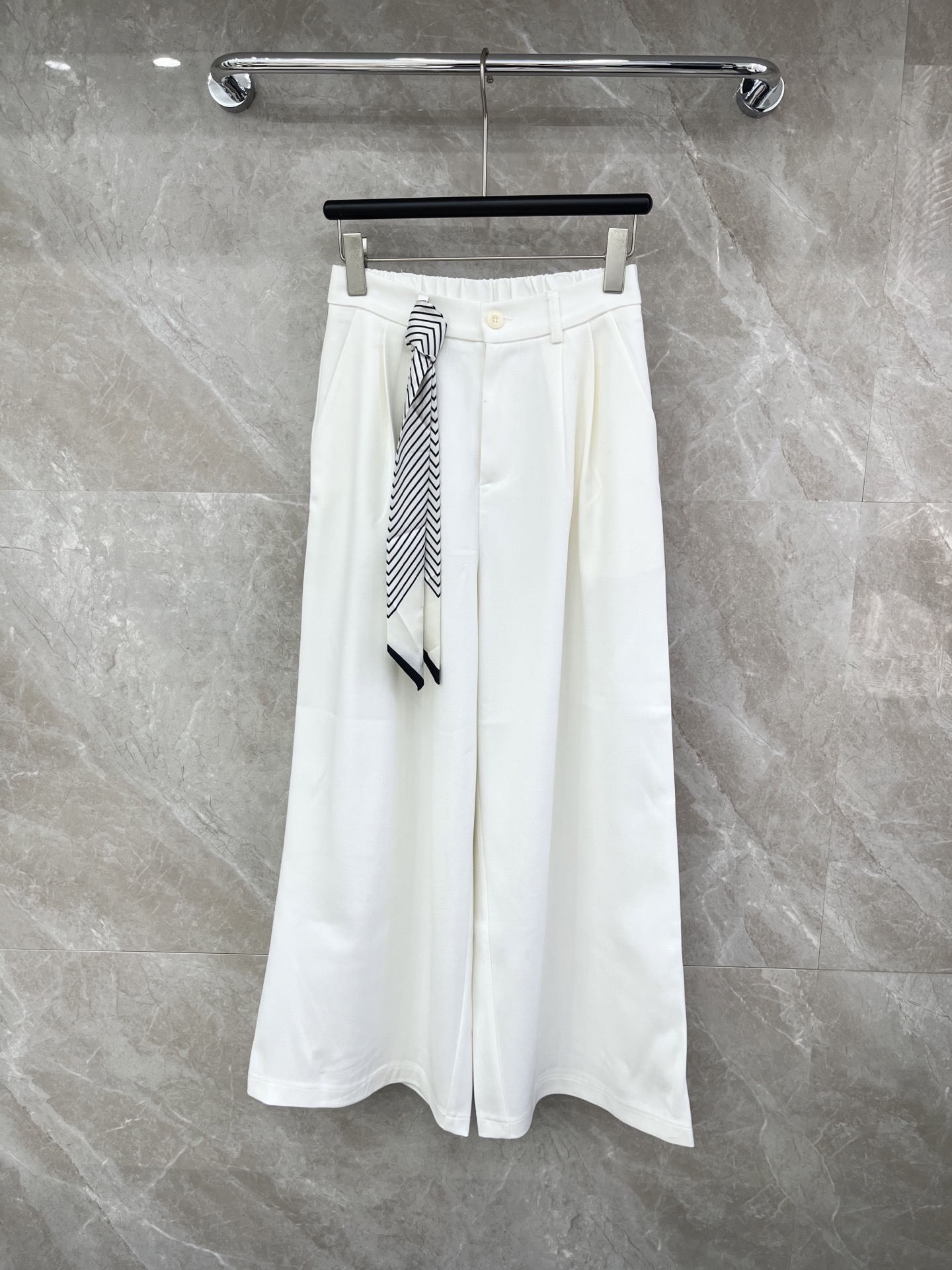 🛒𝐍𝐄𝐖 · 𝟐𝟎𝟐6/爆款现货设计师 原创｜松紧腰 丝巾休闲裤高品质面料质感柔软细腻舒适。气质百搭有型