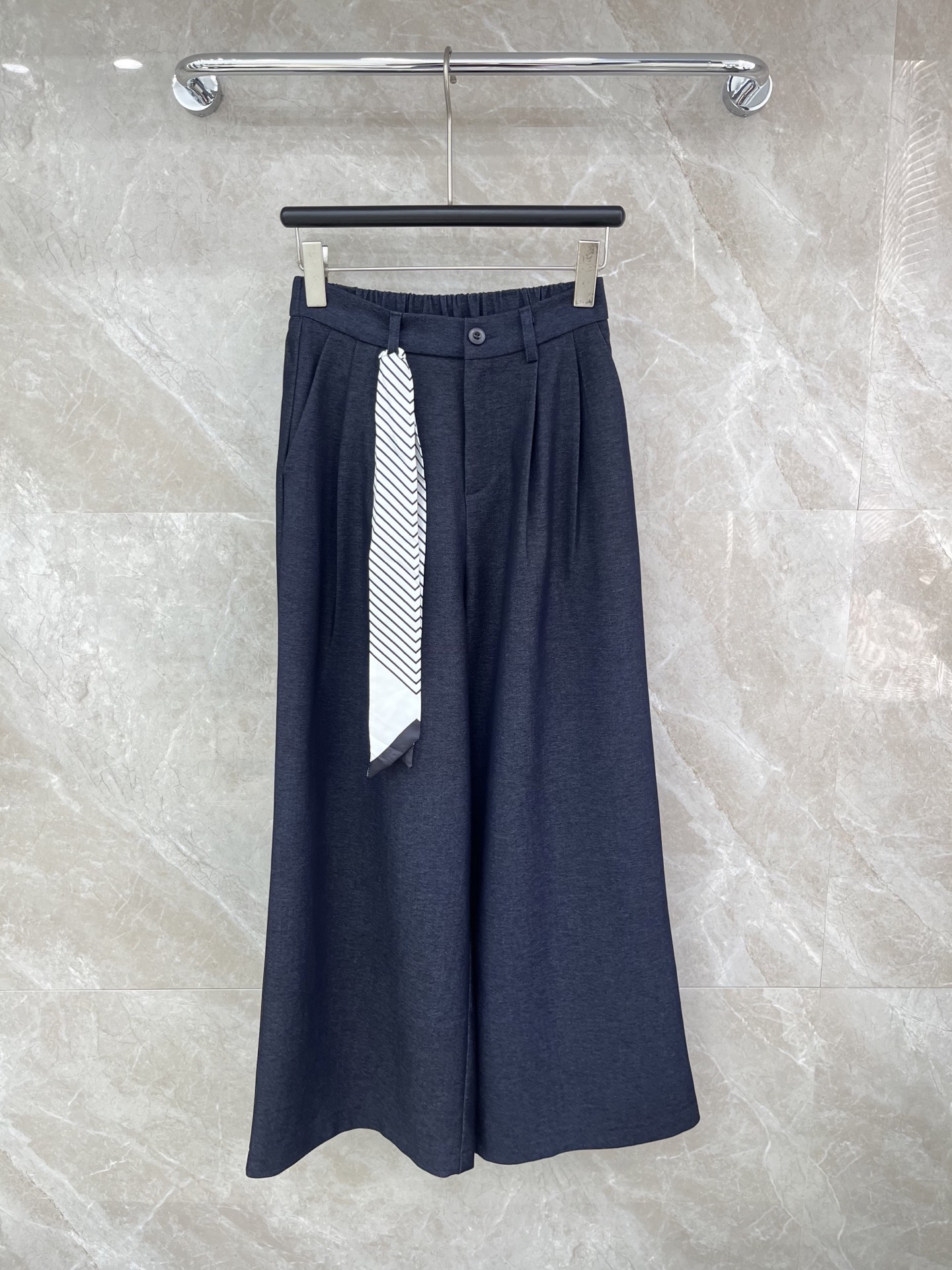 🛒𝐍𝐄𝐖 · 𝟐𝟎𝟐6/爆款现货设计师 原创｜松紧腰 丝巾休闲裤高品质面料质感柔软细腻舒适。气质百搭有型