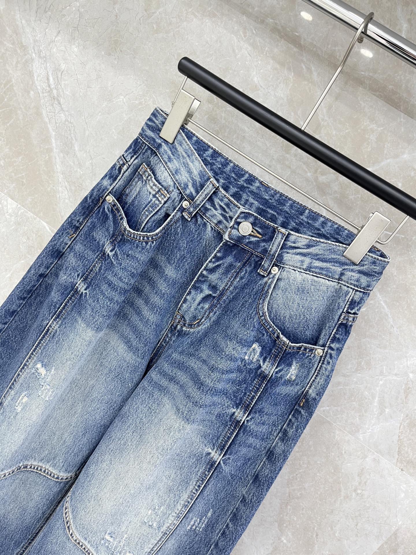 🛒𝐍𝐄𝐖 · 𝟐𝟎𝟐6/爆款现货【早春新款】原创｜设计师镰刀型牛仔裤 这款牛仔裤选用优质面料，工艺洗水，