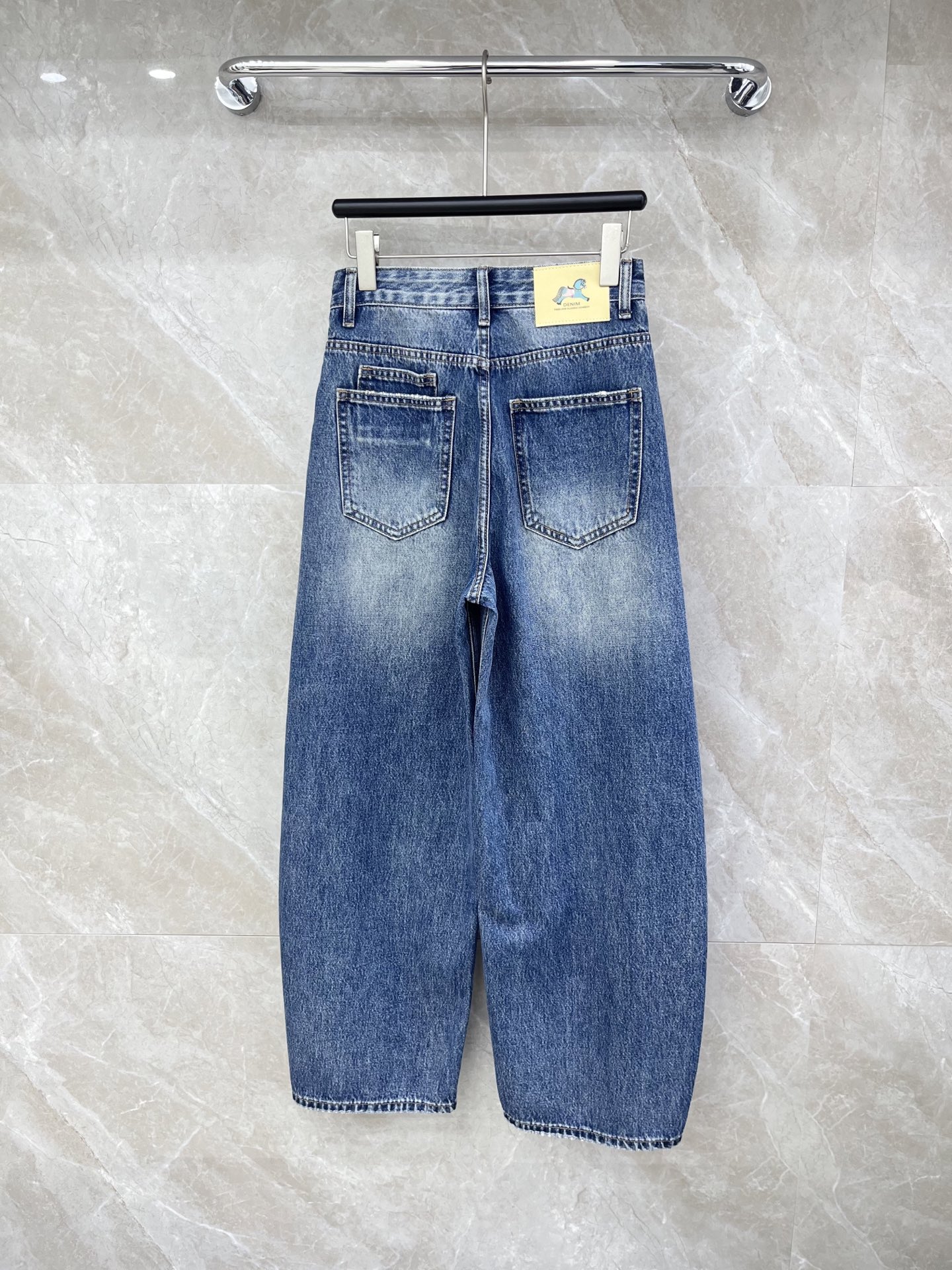 🛒𝐍𝐄𝐖 · 𝟐𝟎𝟐6/爆款现货【早春新款】原创｜设计师镰刀型牛仔裤 这款牛仔裤选用优质面料，工艺洗水，