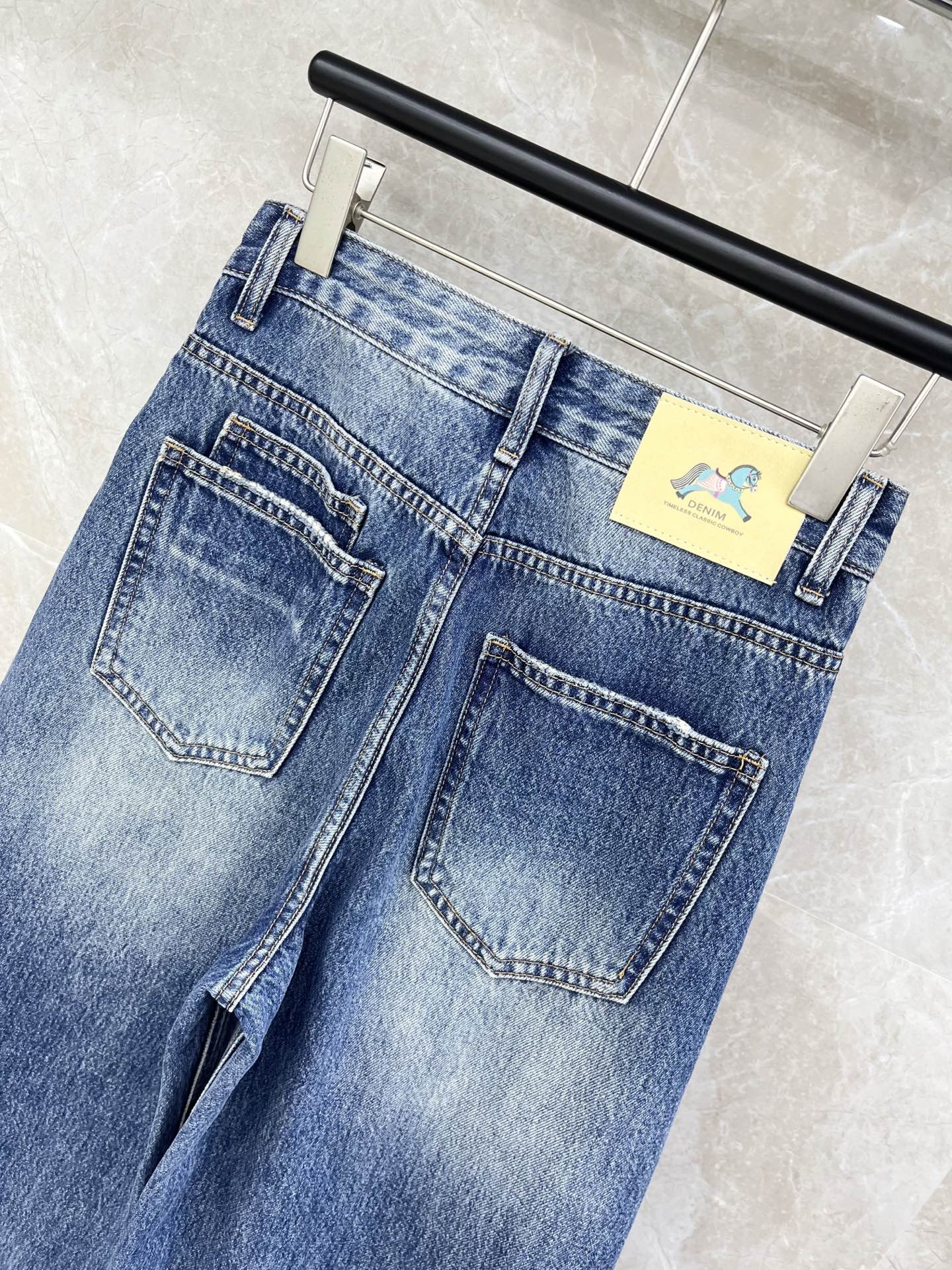 🛒𝐍𝐄𝐖 · 𝟐𝟎𝟐6/爆款现货【早春新款】原创｜设计师镰刀型牛仔裤 这款牛仔裤选用优质面料，工艺洗水，