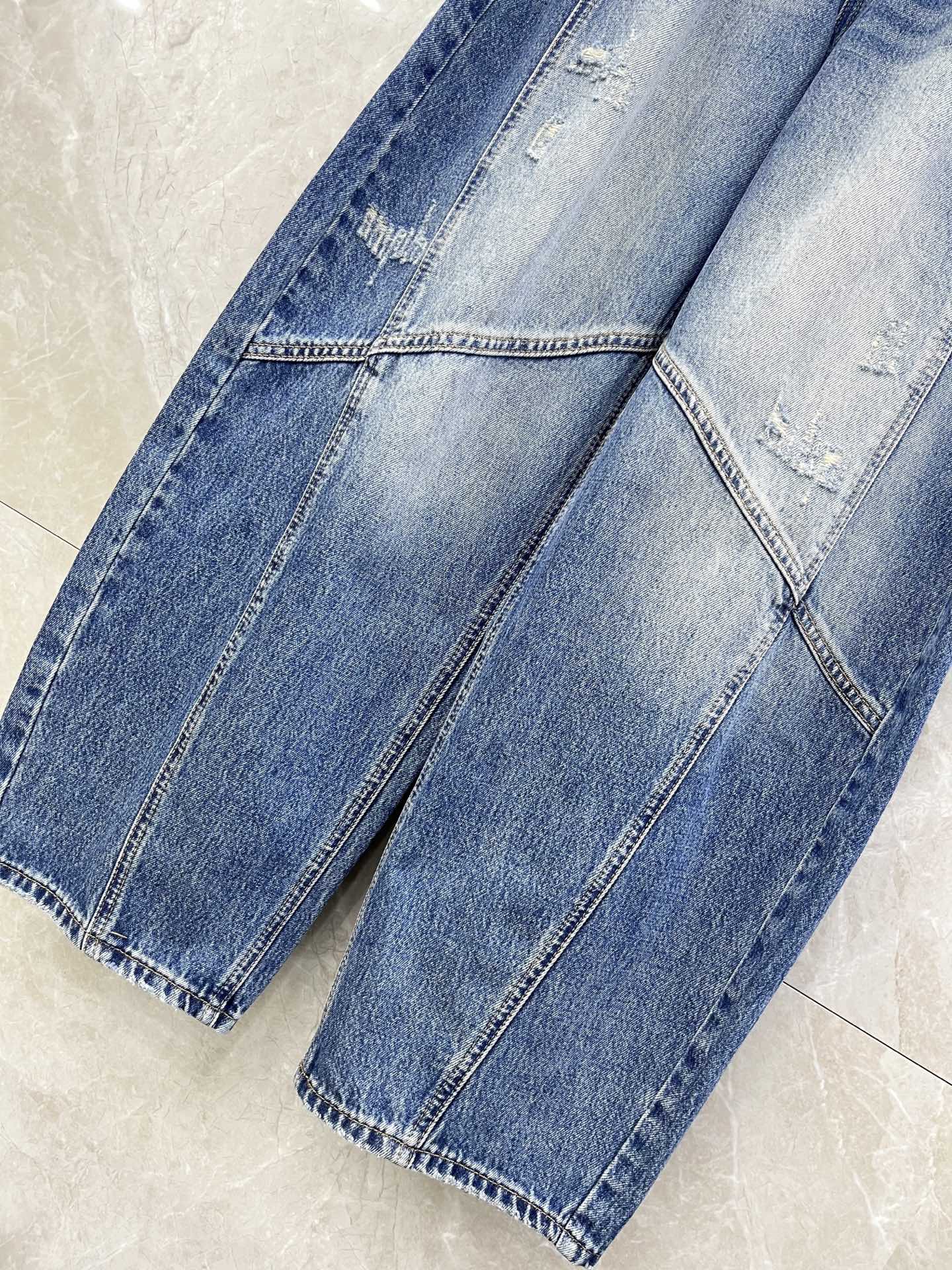 🛒𝐍𝐄𝐖 · 𝟐𝟎𝟐6/爆款现货【早春新款】原创｜设计师镰刀型牛仔裤 这款牛仔裤选用优质面料，工艺洗水，