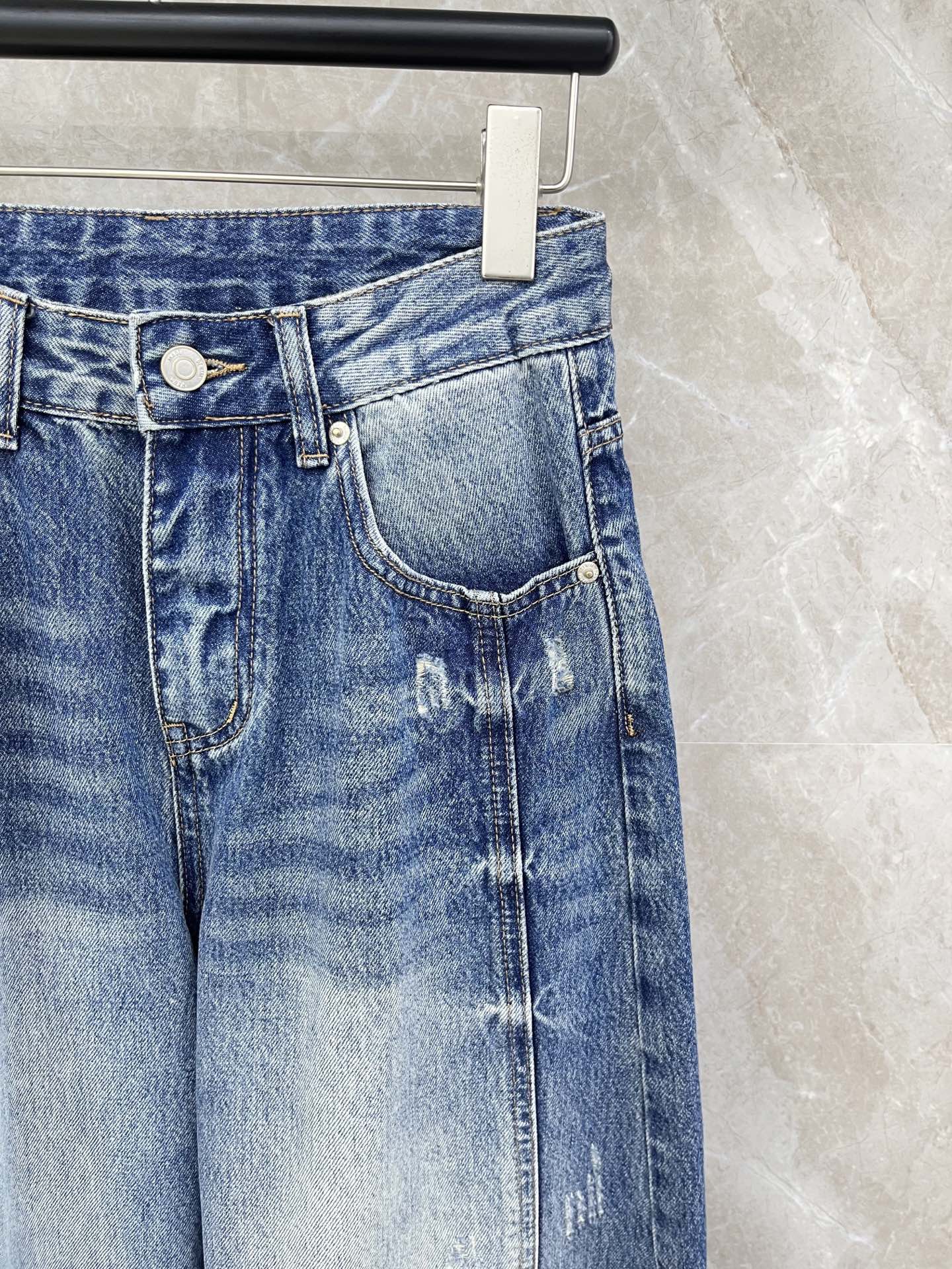 🛒𝐍𝐄𝐖 · 𝟐𝟎𝟐6/爆款现货【早春新款】原创｜设计师镰刀型牛仔裤 这款牛仔裤选用优质面料，工艺洗水，