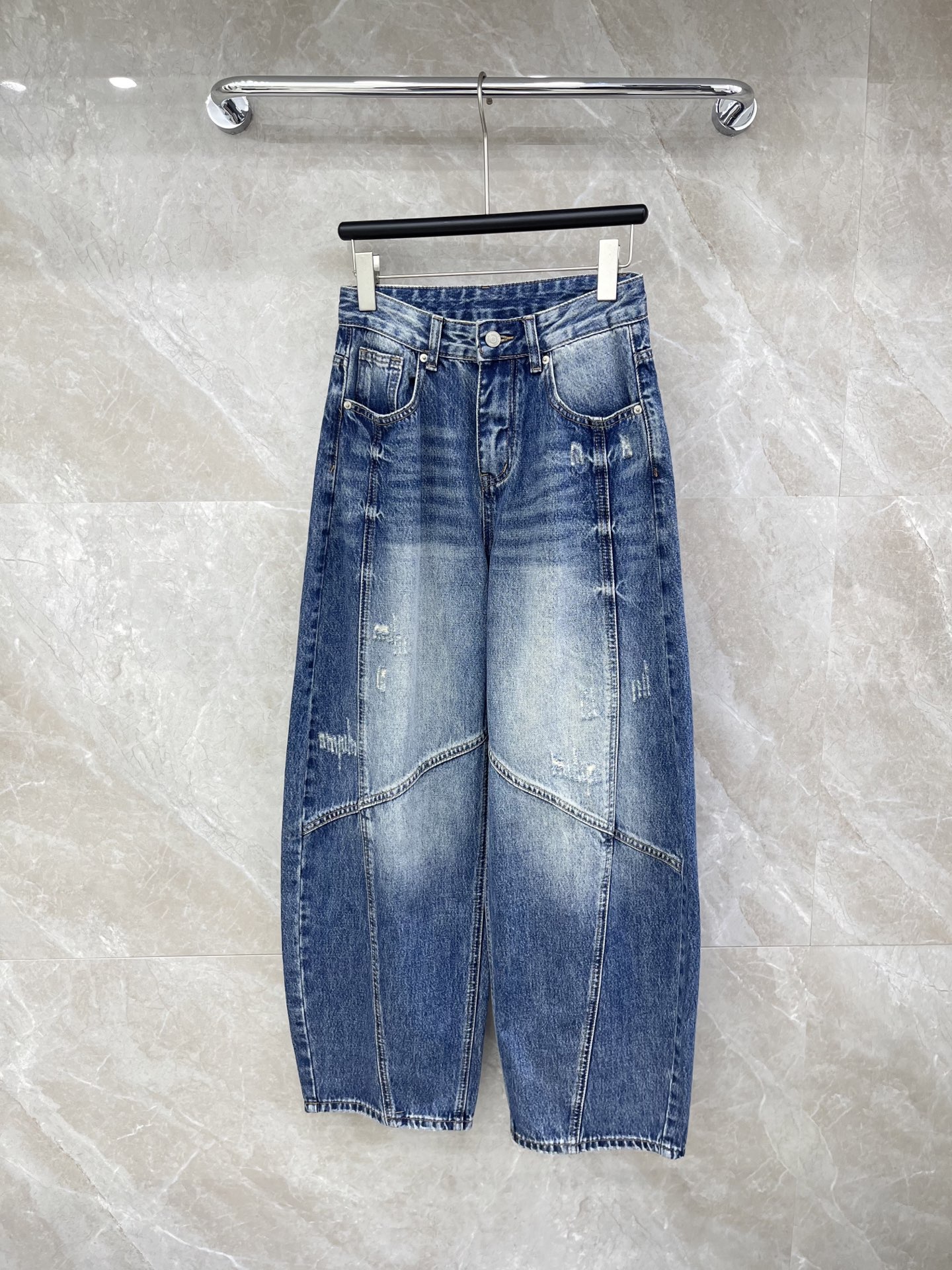 🛒𝐍𝐄𝐖 · 𝟐𝟎𝟐6/爆款现货【早春新款】原创｜设计师镰刀型牛仔裤 这款牛仔裤选用优质面料，工艺洗水，