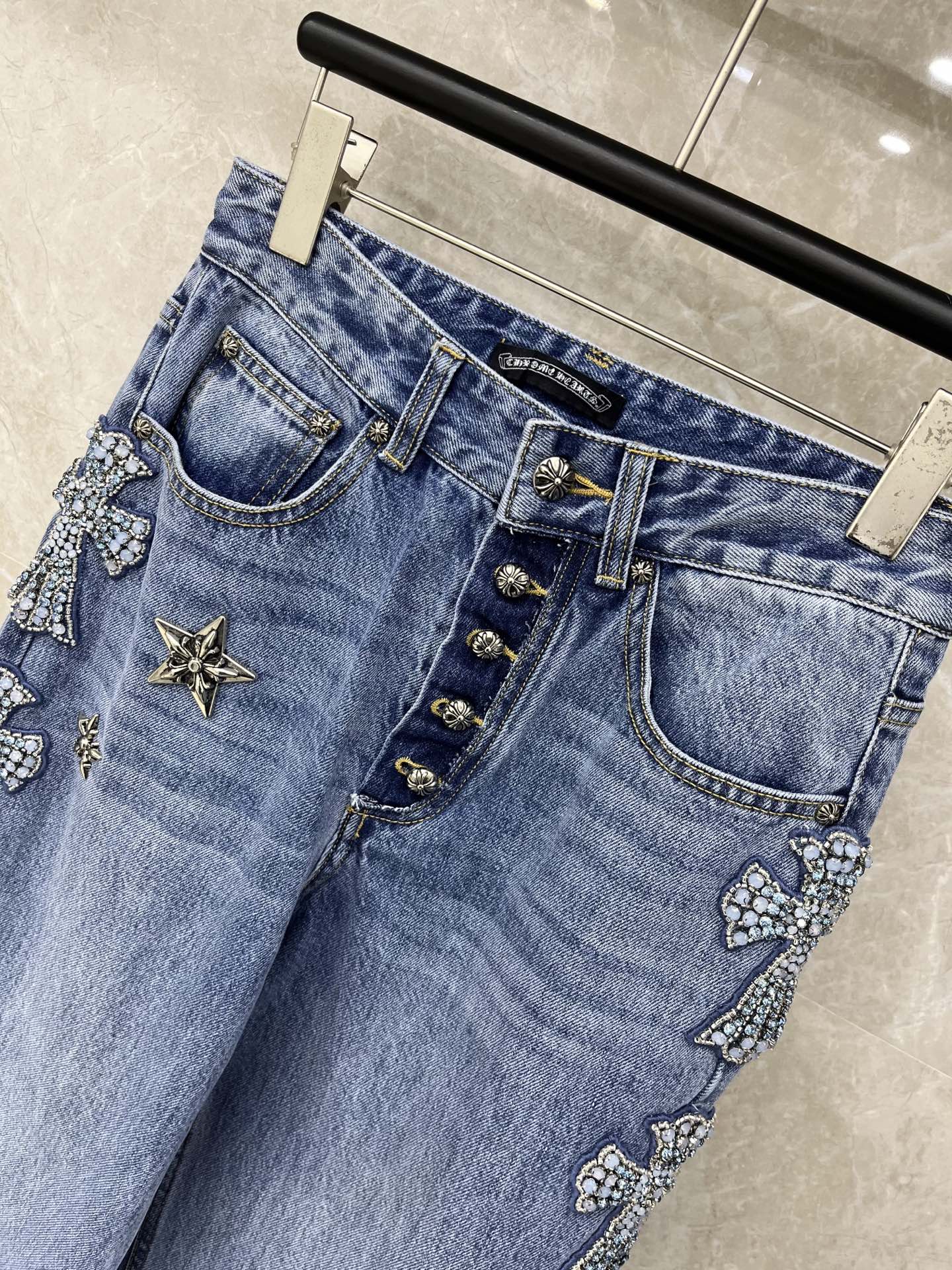 🛒𝐍𝐄𝐖 · 𝟐𝟎𝟐6/爆款现货原单品质 克罗星｜26新款重工订珠牛仔裤色系搭配非常好看，瘦身设计，版型