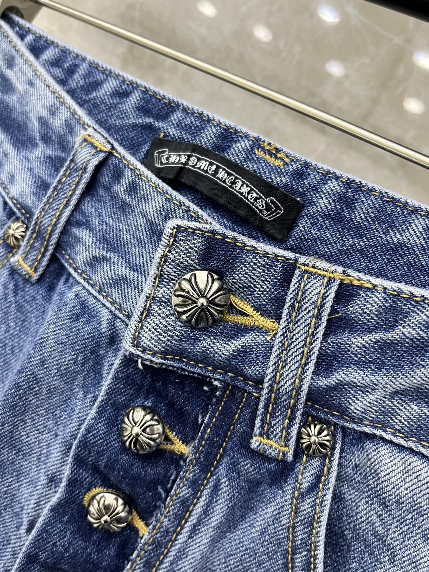 🛒𝐍𝐄𝐖 · 𝟐𝟎𝟐6/爆款现货原单品质 克罗星｜26新款重工订珠牛仔裤色系搭配非常好看，瘦身设计，版型