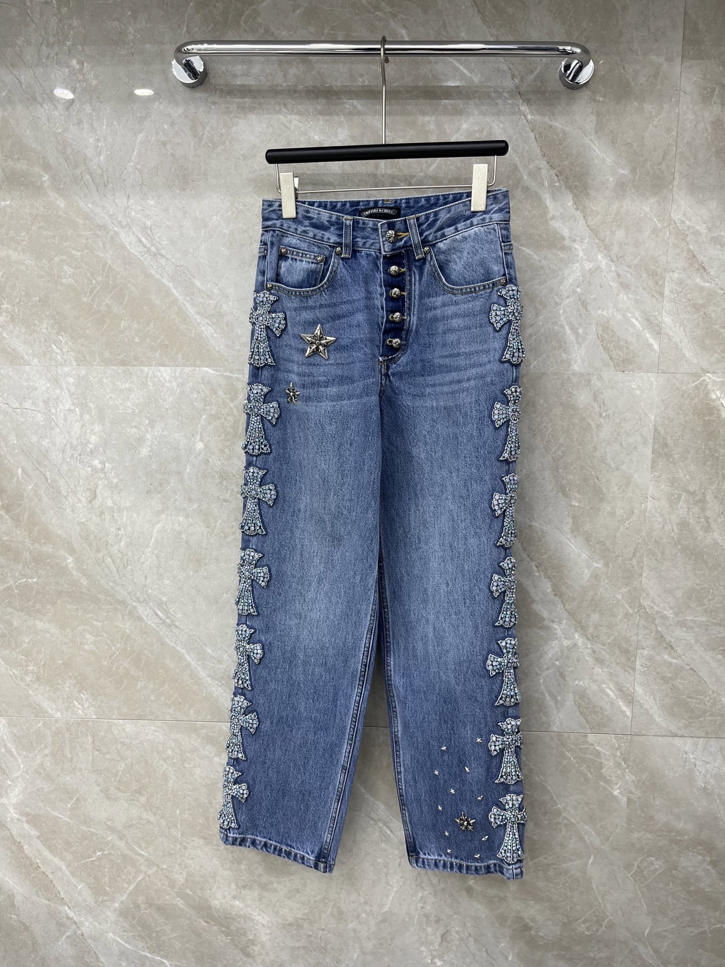 🛒𝐍𝐄𝐖 · 𝟐𝟎𝟐6/爆款现货原单品质 克罗星｜26新款重工订珠牛仔裤色系搭配非常好看，瘦身设计，版型