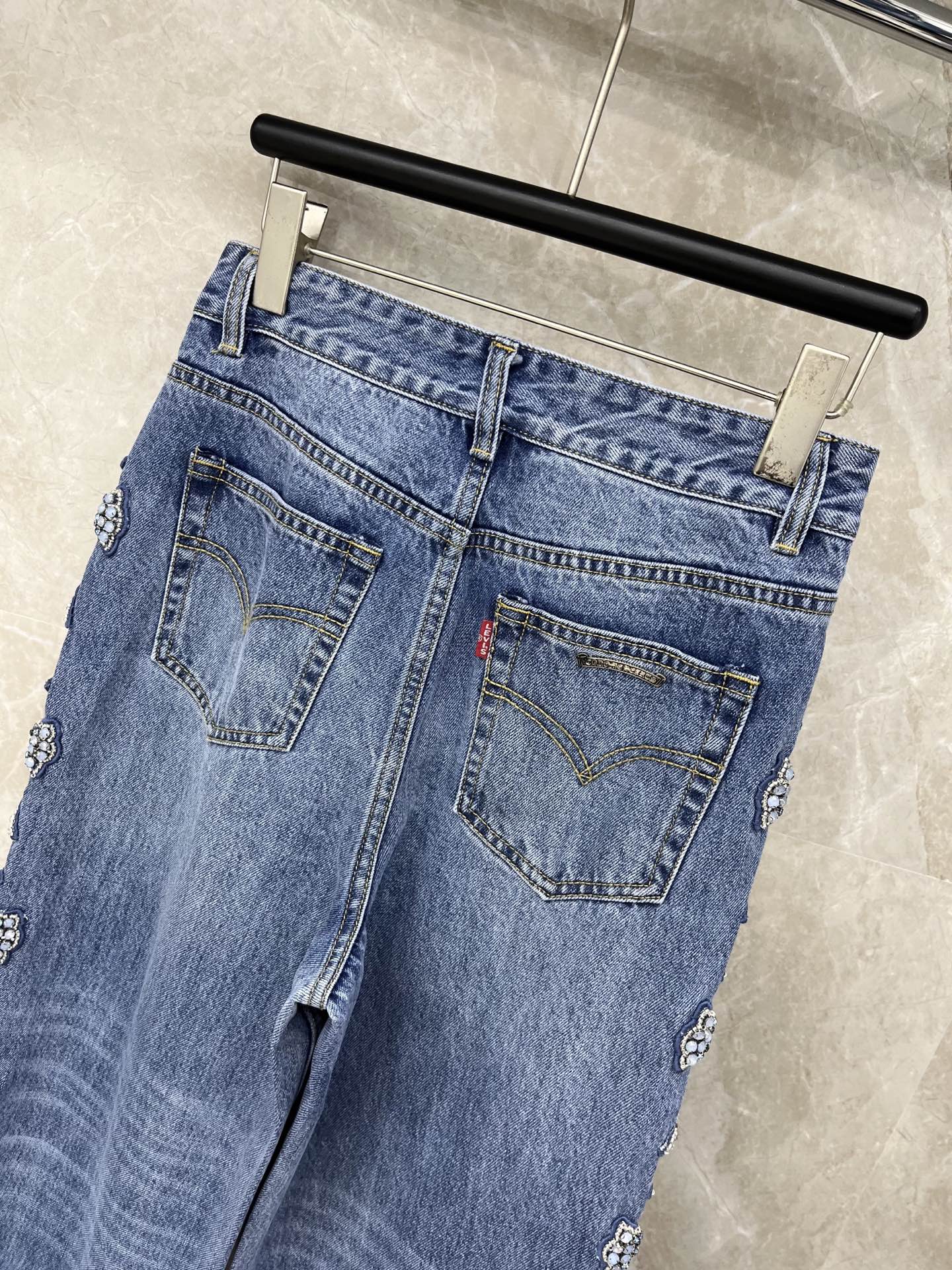 🛒𝐍𝐄𝐖 · 𝟐𝟎𝟐6/爆款现货原单品质 克罗星｜26新款重工订珠牛仔裤色系搭配非常好看，瘦身设计，版型