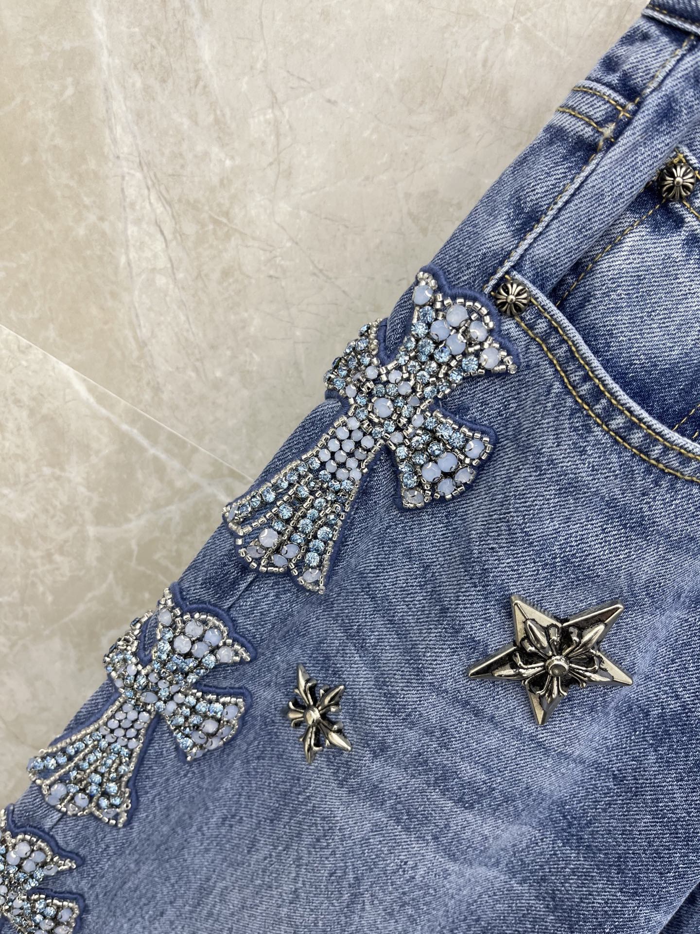 🛒𝐍𝐄𝐖 · 𝟐𝟎𝟐6/爆款现货原单品质 克罗星｜26新款重工订珠牛仔裤色系搭配非常好看，瘦身设计，版型