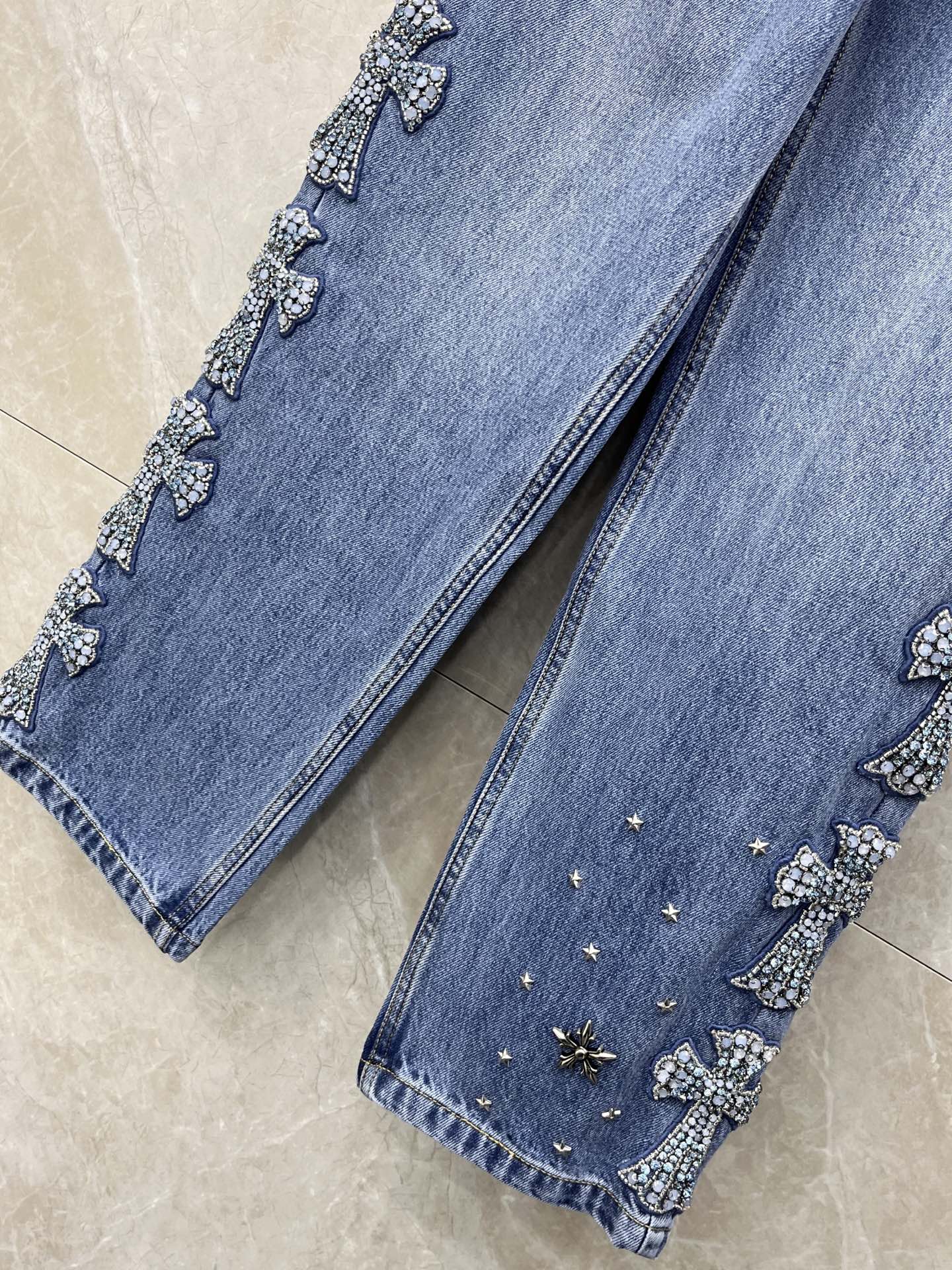 🛒𝐍𝐄𝐖 · 𝟐𝟎𝟐6/爆款现货原单品质 克罗星｜26新款重工订珠牛仔裤色系搭配非常好看，瘦身设计，版型