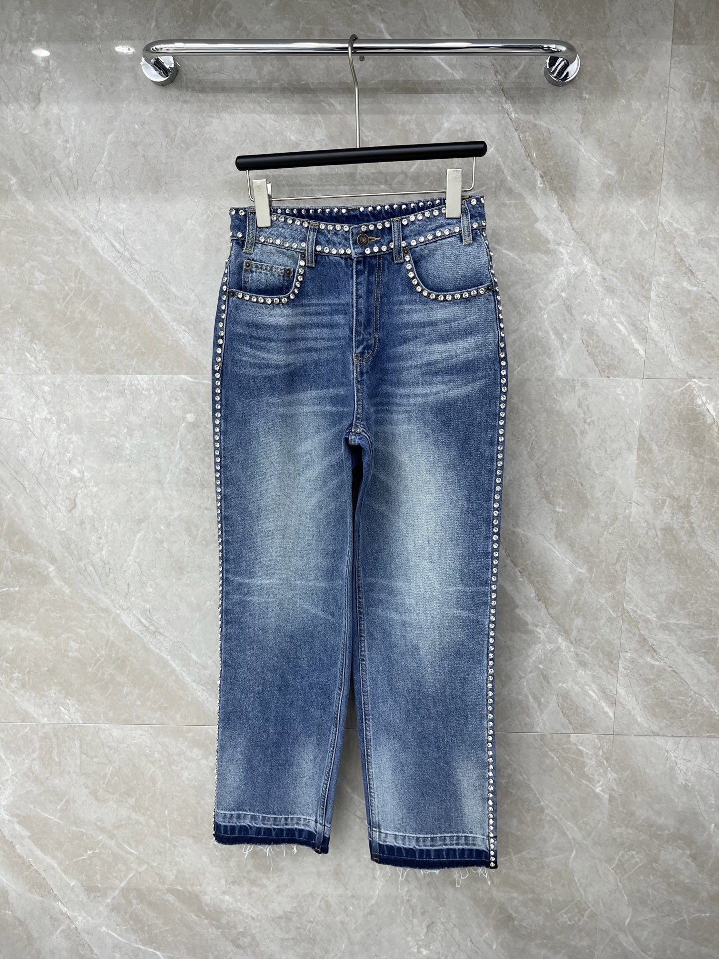 🛒𝐍𝐄𝐖 · 𝟐𝟎𝟐6/爆款现货原单品质 Celi*｜26新款重工铆钉牛仔裤色系搭配非常好看，瘦身设计，