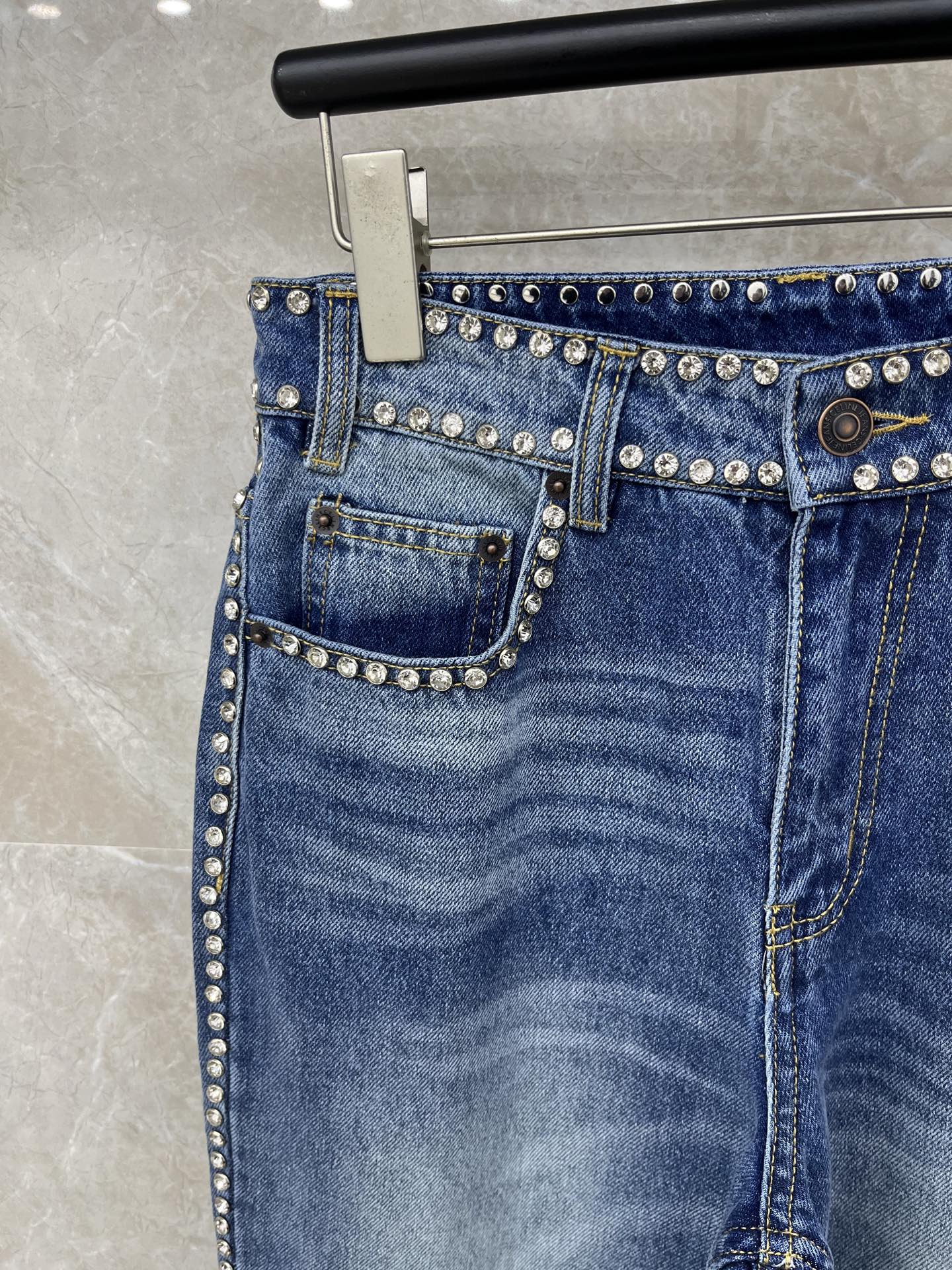 🛒𝐍𝐄𝐖 · 𝟐𝟎𝟐6/爆款现货原单品质 Celi*｜26新款重工铆钉牛仔裤色系搭配非常好看，瘦身设计，