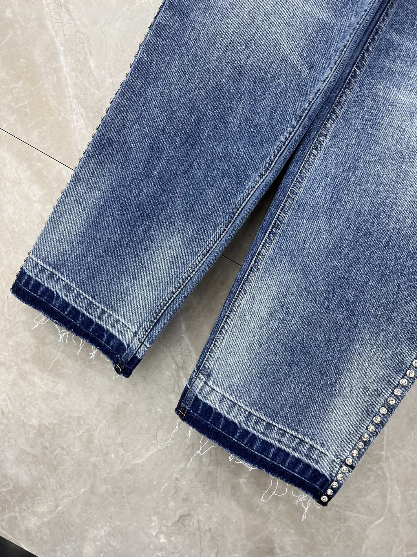 🛒𝐍𝐄𝐖 · 𝟐𝟎𝟐6/爆款现货原单品质 Celi*｜26新款重工铆钉牛仔裤色系搭配非常好看，瘦身设计，