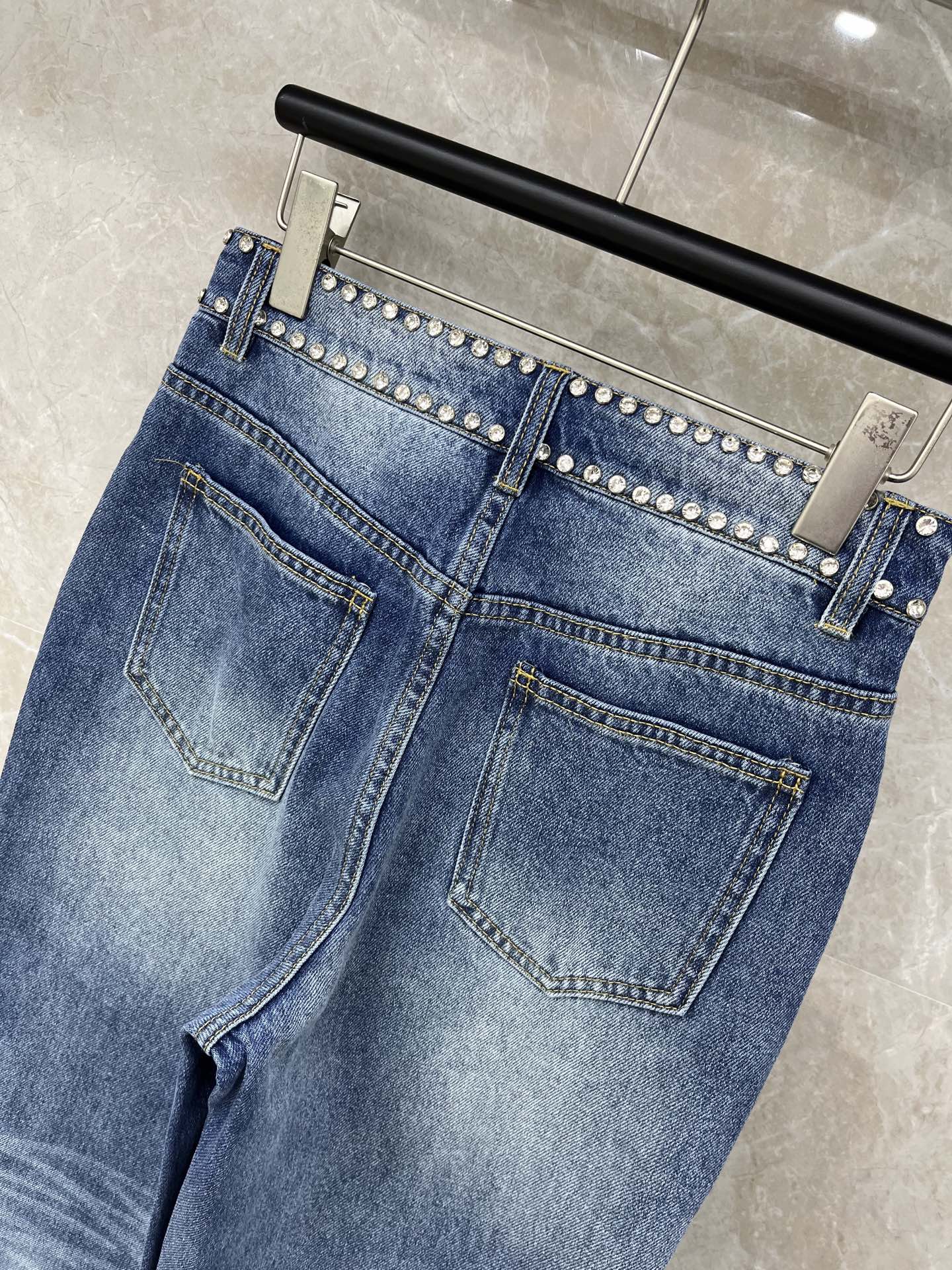 🛒𝐍𝐄𝐖 · 𝟐𝟎𝟐6/爆款现货原单品质 Celi*｜26新款重工铆钉牛仔裤色系搭配非常好看，瘦身设计，