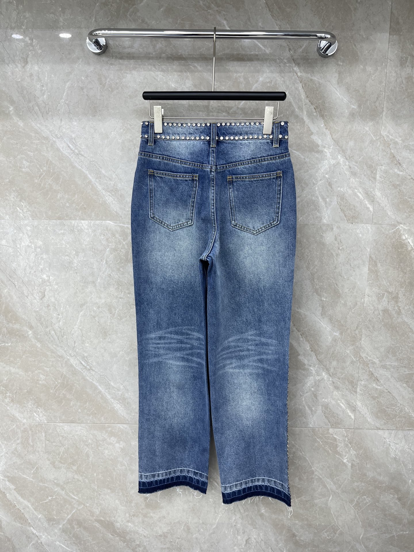 🛒𝐍𝐄𝐖 · 𝟐𝟎𝟐6/爆款现货原单品质 Celi*｜26新款重工铆钉牛仔裤色系搭配非常好看，瘦身设计，