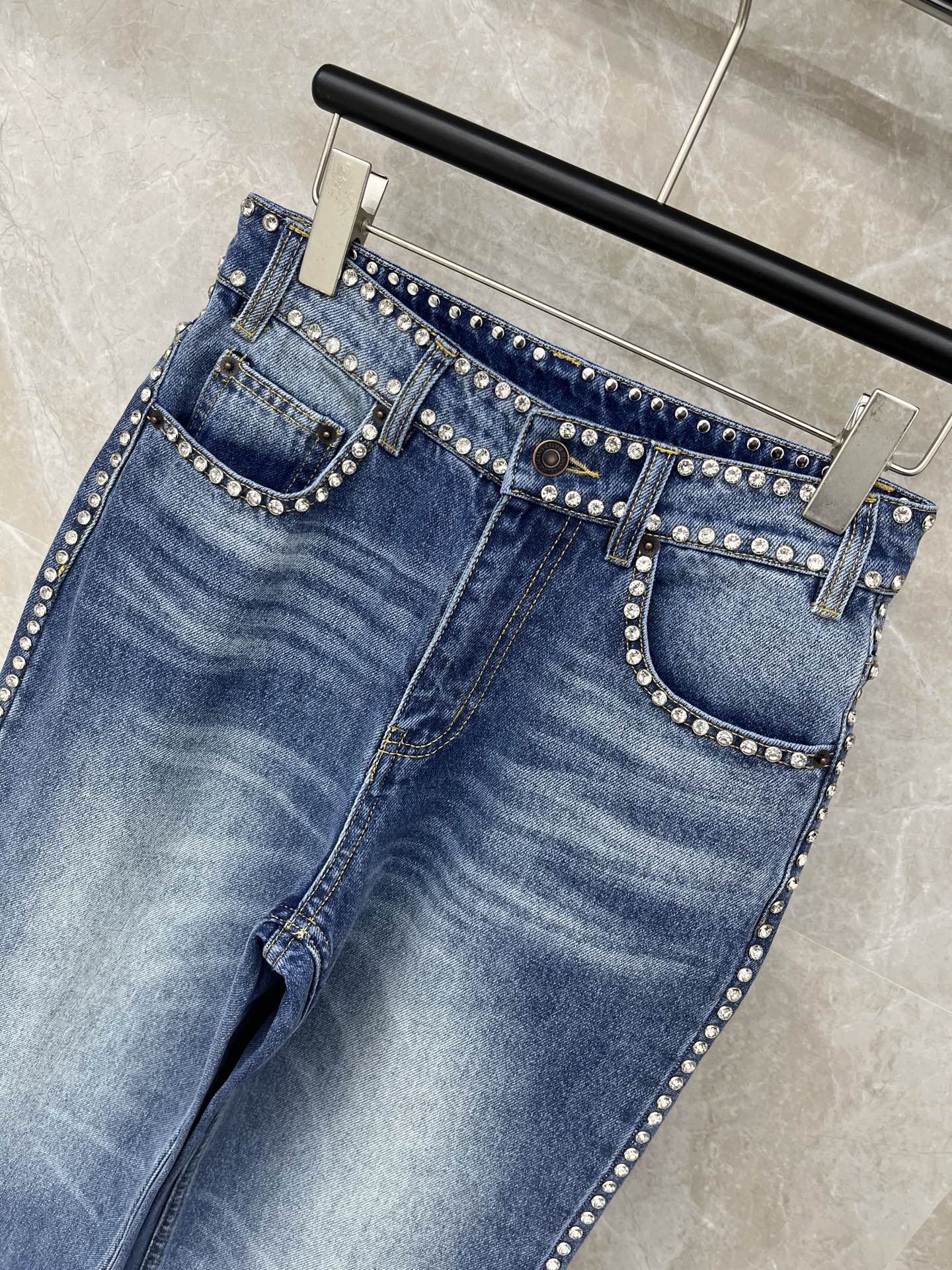 🛒𝐍𝐄𝐖 · 𝟐𝟎𝟐6/爆款现货原单品质 Celi*｜26新款重工铆钉牛仔裤色系搭配非常好看，瘦身设计，