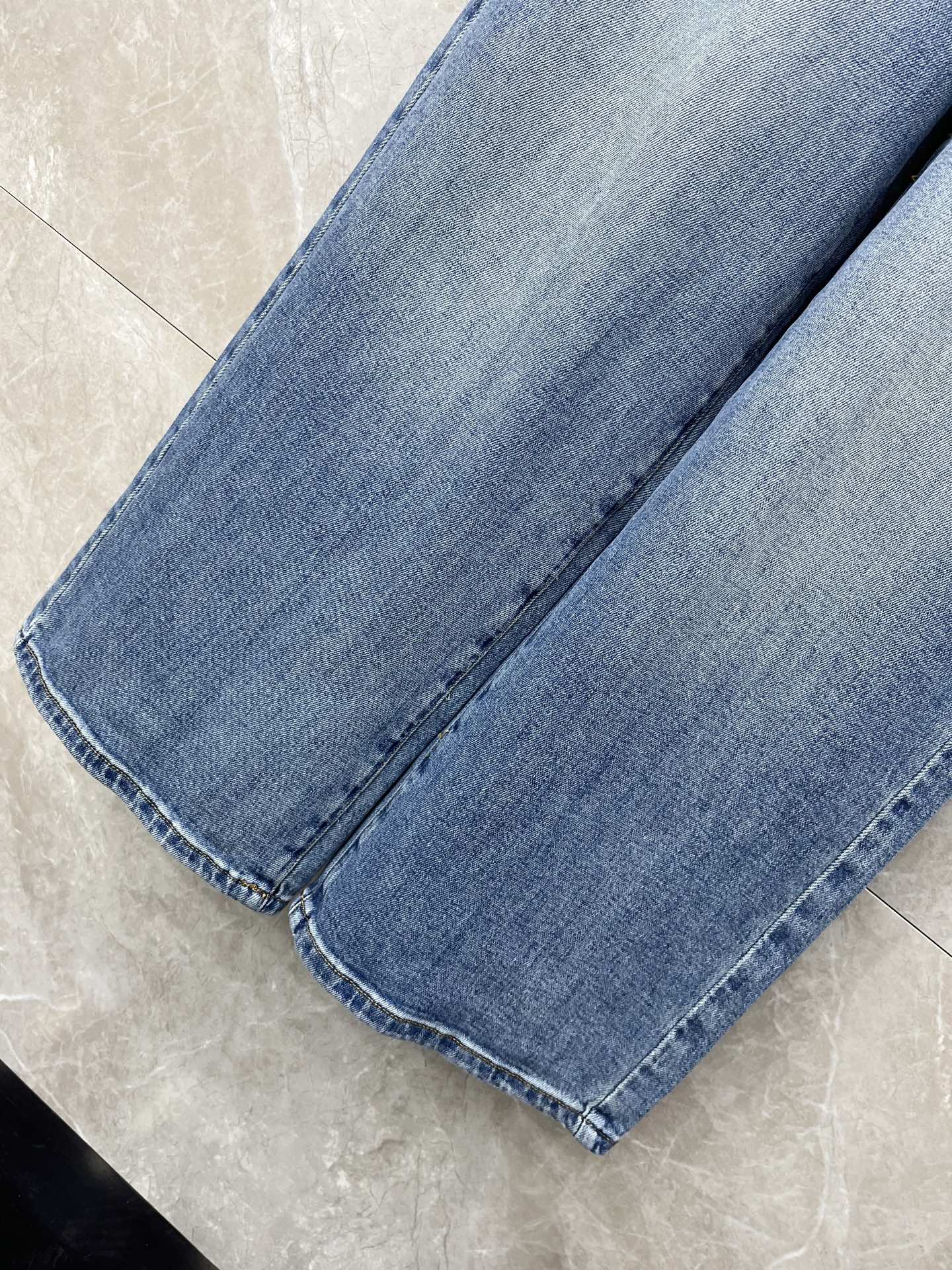 🛒𝐍𝐄𝐖 · 𝟐𝟎𝟐6/爆款现货设计师 原创｜女神同款小马腰带牛仔裤 这款牛仔裤选用优质面料，工艺洗水，