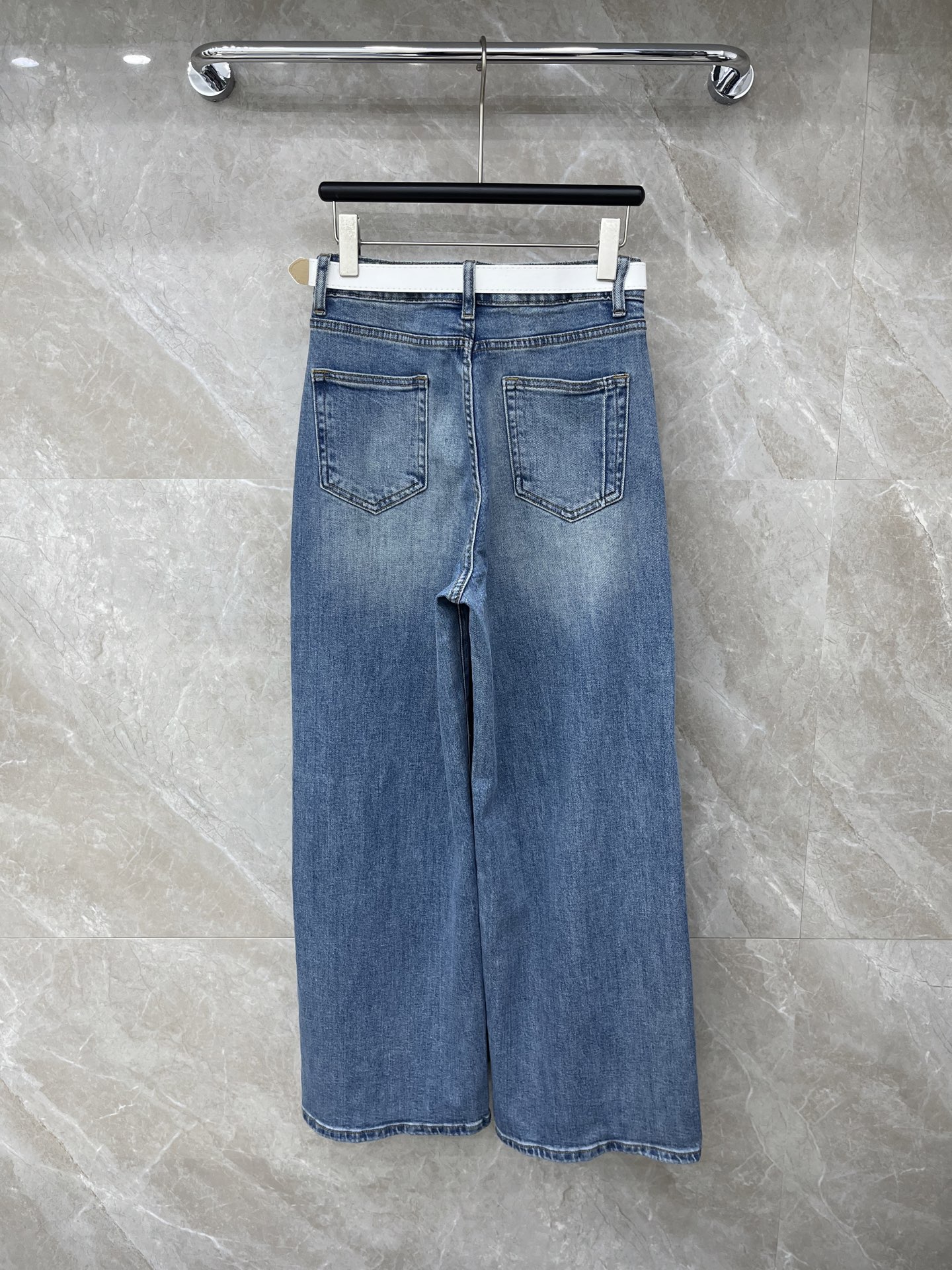 🛒𝐍𝐄𝐖 · 𝟐𝟎𝟐6/爆款现货设计师 原创｜女神同款小马腰带牛仔裤 这款牛仔裤选用优质面料，工艺洗水，