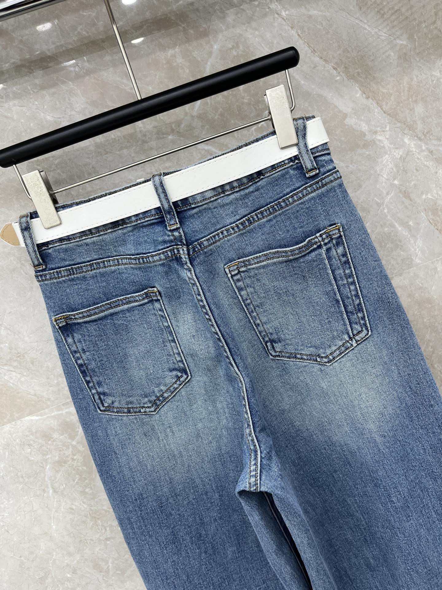 🛒𝐍𝐄𝐖 · 𝟐𝟎𝟐6/爆款现货设计师 原创｜女神同款小马腰带牛仔裤 这款牛仔裤选用优质面料，工艺洗水，