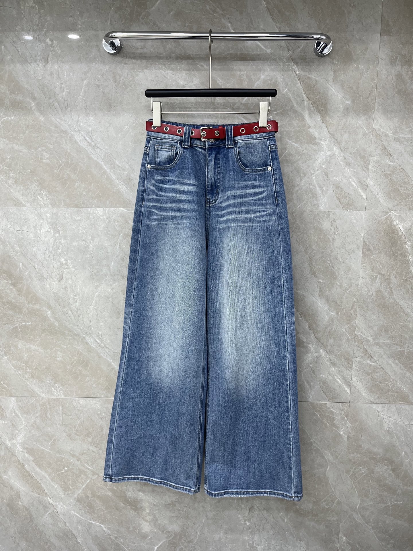 🛒𝐍𝐄𝐖 · 𝟐𝟎𝟐6/爆款现货设计师 原创｜女神同款腰带牛仔裤 这款牛仔裤选用优质面料，工艺洗水， 挺