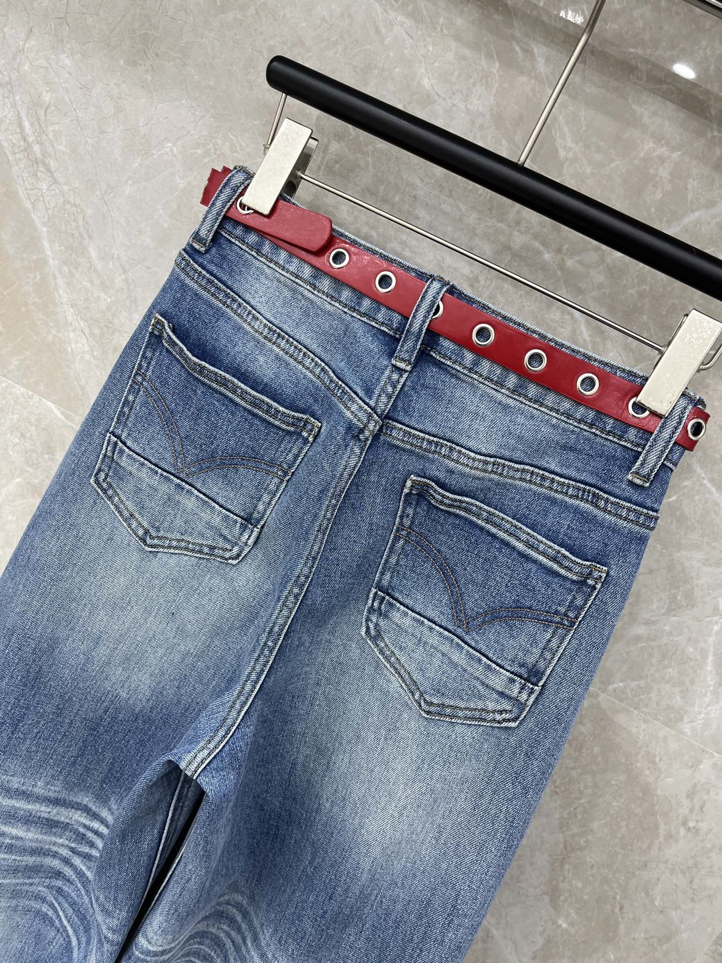 🛒𝐍𝐄𝐖 · 𝟐𝟎𝟐6/爆款现货设计师 原创｜女神同款腰带牛仔裤 这款牛仔裤选用优质面料，工艺洗水， 挺
