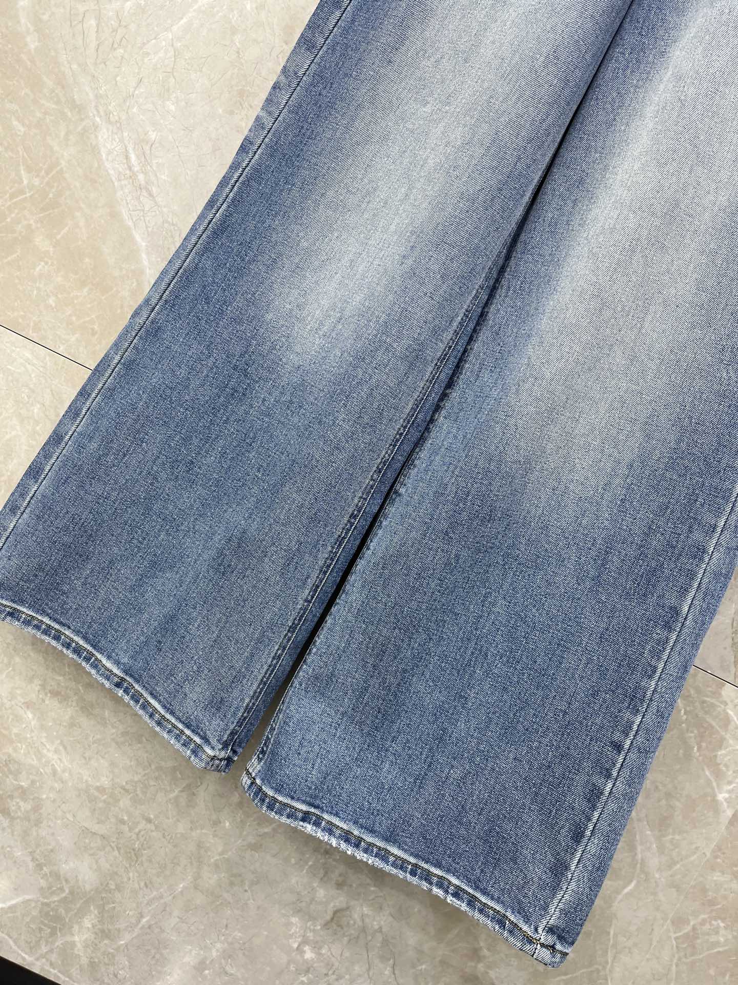 🛒𝐍𝐄𝐖 · 𝟐𝟎𝟐6/爆款现货设计师 原创｜女神同款腰带牛仔裤 这款牛仔裤选用优质面料，工艺洗水， 挺