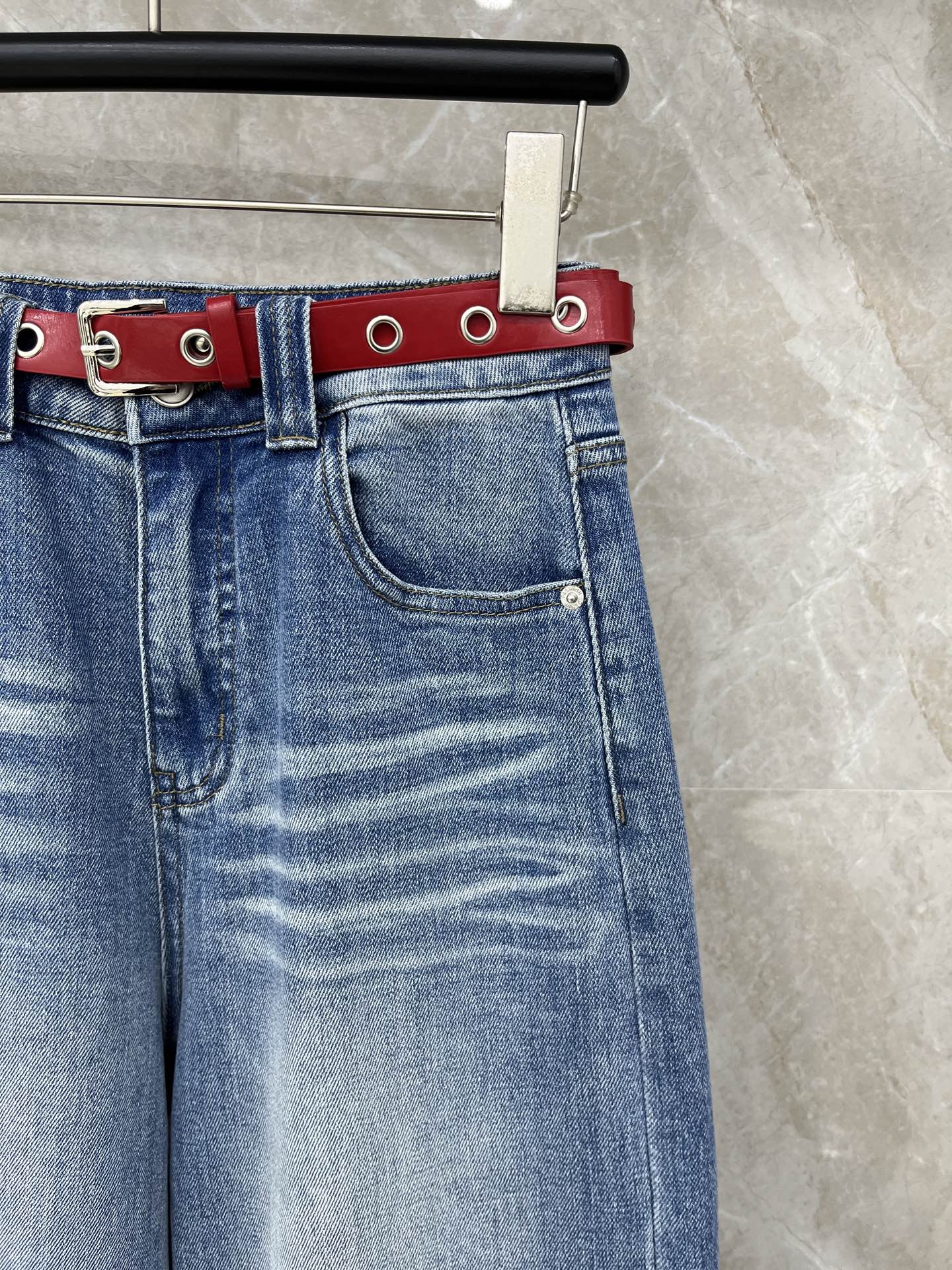 🛒𝐍𝐄𝐖 · 𝟐𝟎𝟐6/爆款现货设计师 原创｜女神同款腰带牛仔裤 这款牛仔裤选用优质面料，工艺洗水， 挺