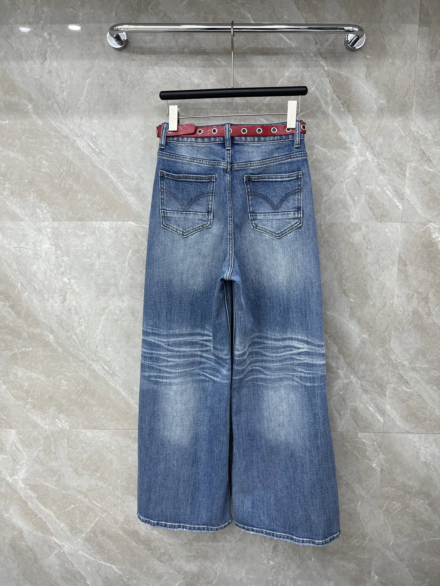 🛒𝐍𝐄𝐖 · 𝟐𝟎𝟐6/爆款现货设计师 原创｜女神同款腰带牛仔裤 这款牛仔裤选用优质面料，工艺洗水， 挺