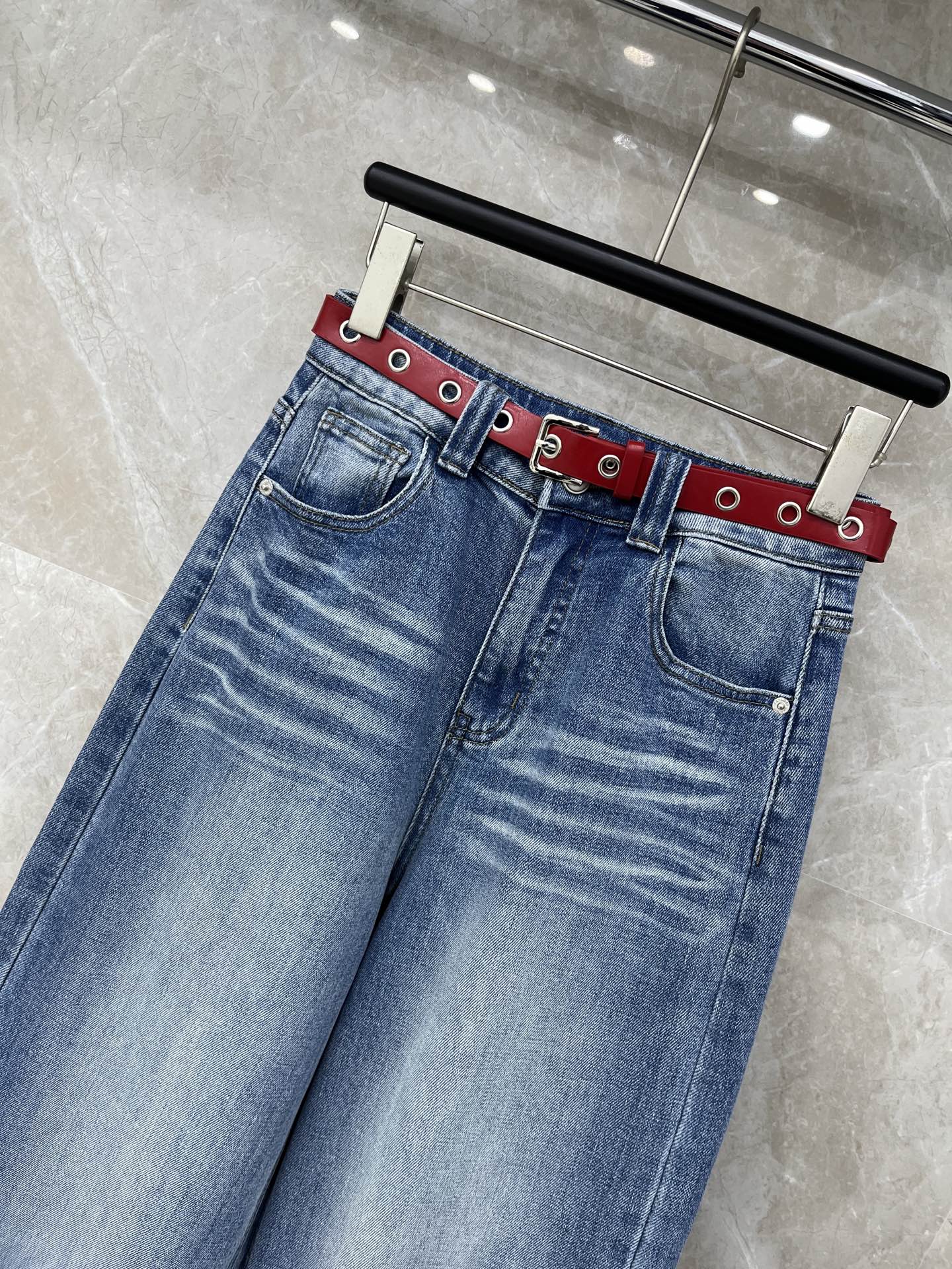 🛒𝐍𝐄𝐖 · 𝟐𝟎𝟐6/爆款现货设计师 原创｜女神同款腰带牛仔裤 这款牛仔裤选用优质面料，工艺洗水， 挺