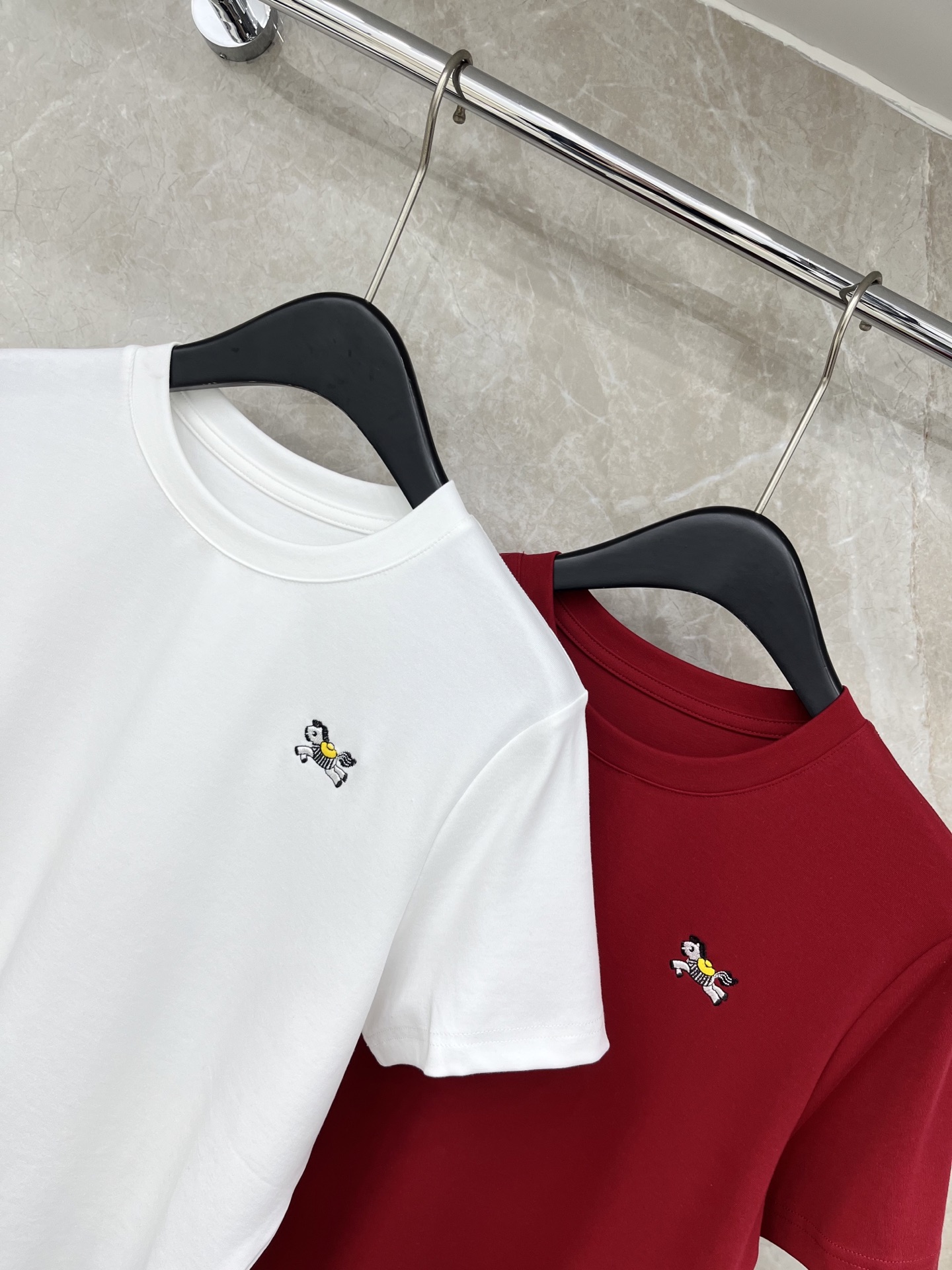 🛒𝐍𝐄𝐖 · 𝟐𝟎𝟐6/爆款现货原单品质 小众*｜26马年限定新品短袖T恤精致宽松版型上身巨显瘦！定制最