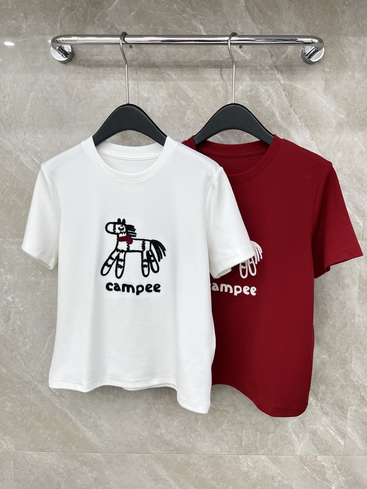 🛒𝐍𝐄𝐖 · 𝟐𝟎𝟐6/爆款现货原单品质 小众*｜26马年限定新品短袖T恤精致宽松版型上身巨显瘦！定制最