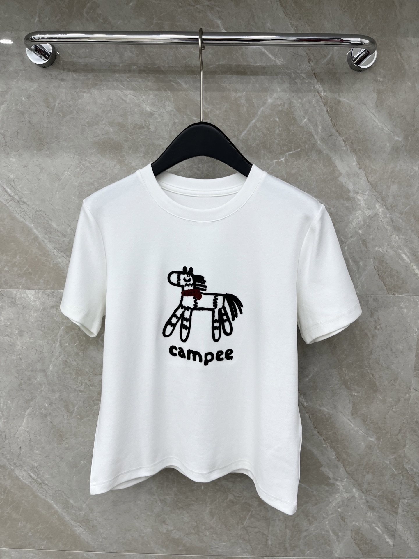 🛒𝐍𝐄𝐖 · 𝟐𝟎𝟐6/爆款现货原单品质 小众*｜26马年限定新品短袖T恤精致宽松版型上身巨显瘦！定制最