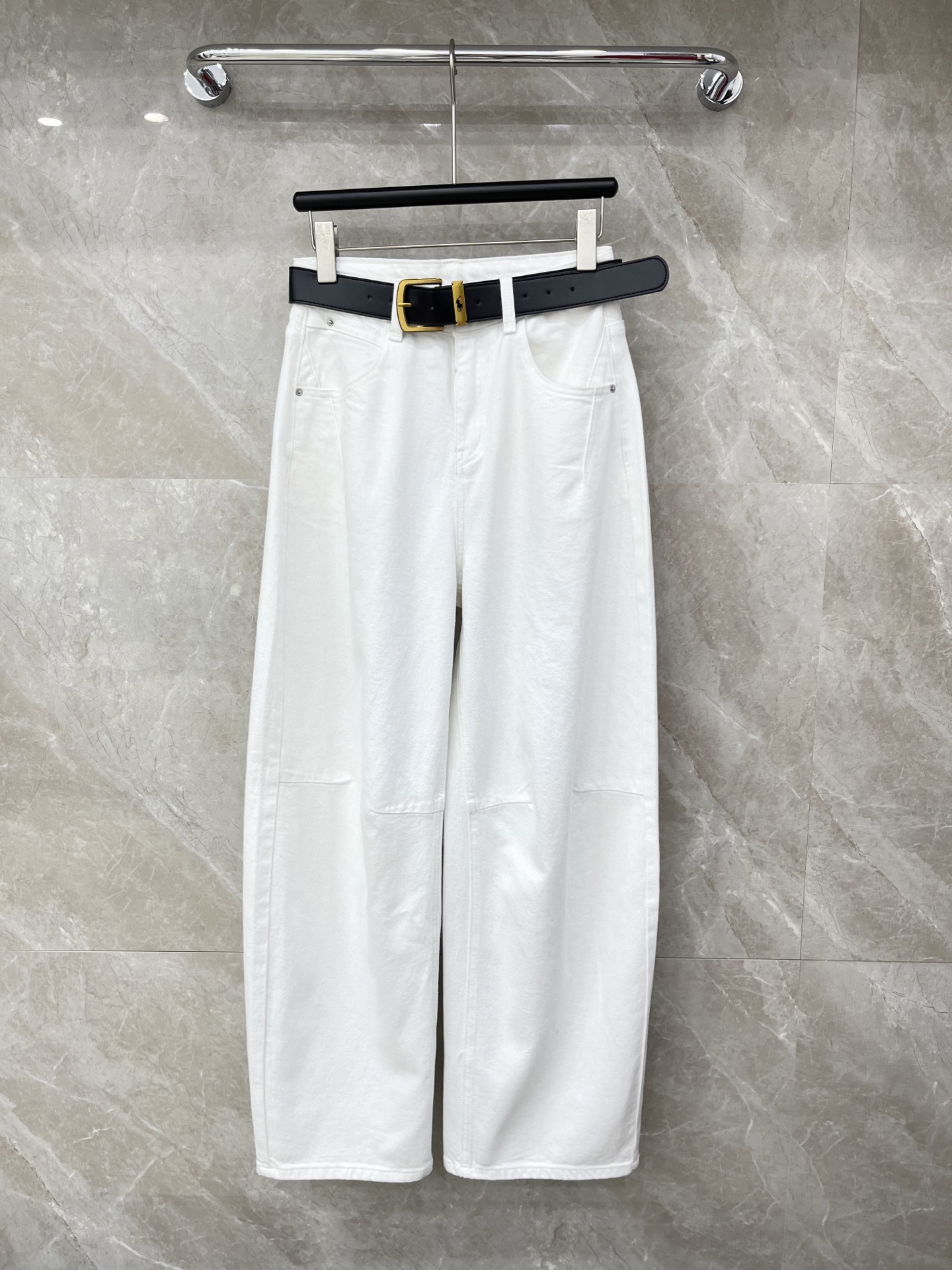 🛒𝐍𝐄𝐖 · 𝟐𝟎𝟐6/爆款现货【早春新款】原创｜设计师镰刀型牛仔裤 这款牛仔裤选用优质面料，工艺洗水，