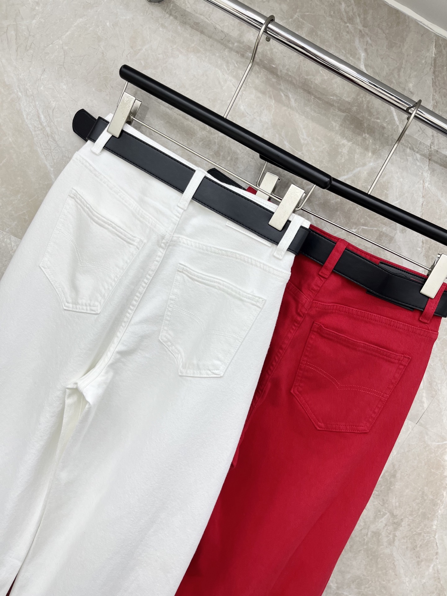 🛒𝐍𝐄𝐖 · 𝟐𝟎𝟐6/爆款现货【早春新款】原创｜设计师镰刀型牛仔裤 这款牛仔裤选用优质面料，工艺洗水，