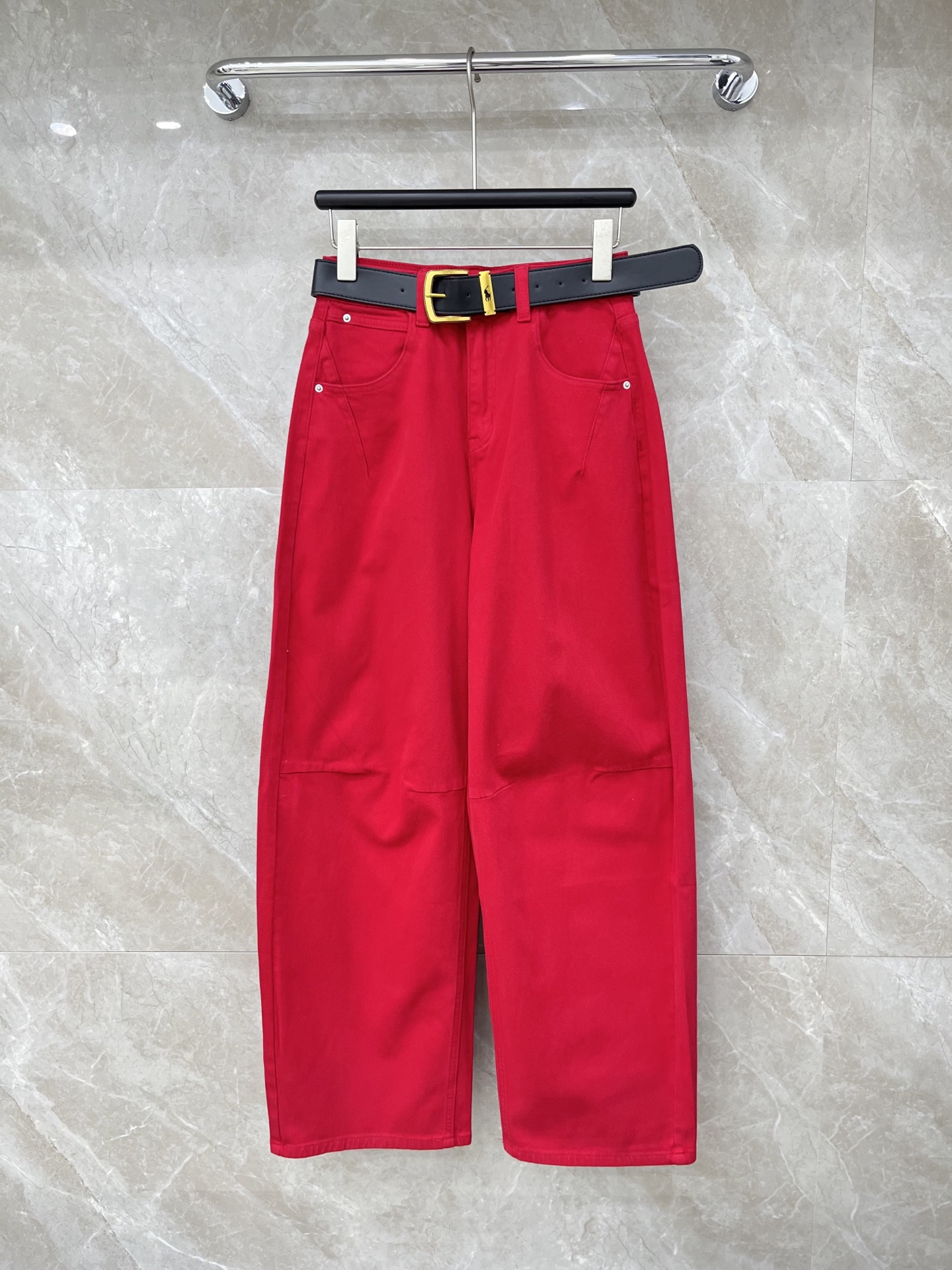 🛒𝐍𝐄𝐖 · 𝟐𝟎𝟐6/爆款现货【早春新款】原创｜设计师镰刀型牛仔裤 这款牛仔裤选用优质面料，工艺洗水，