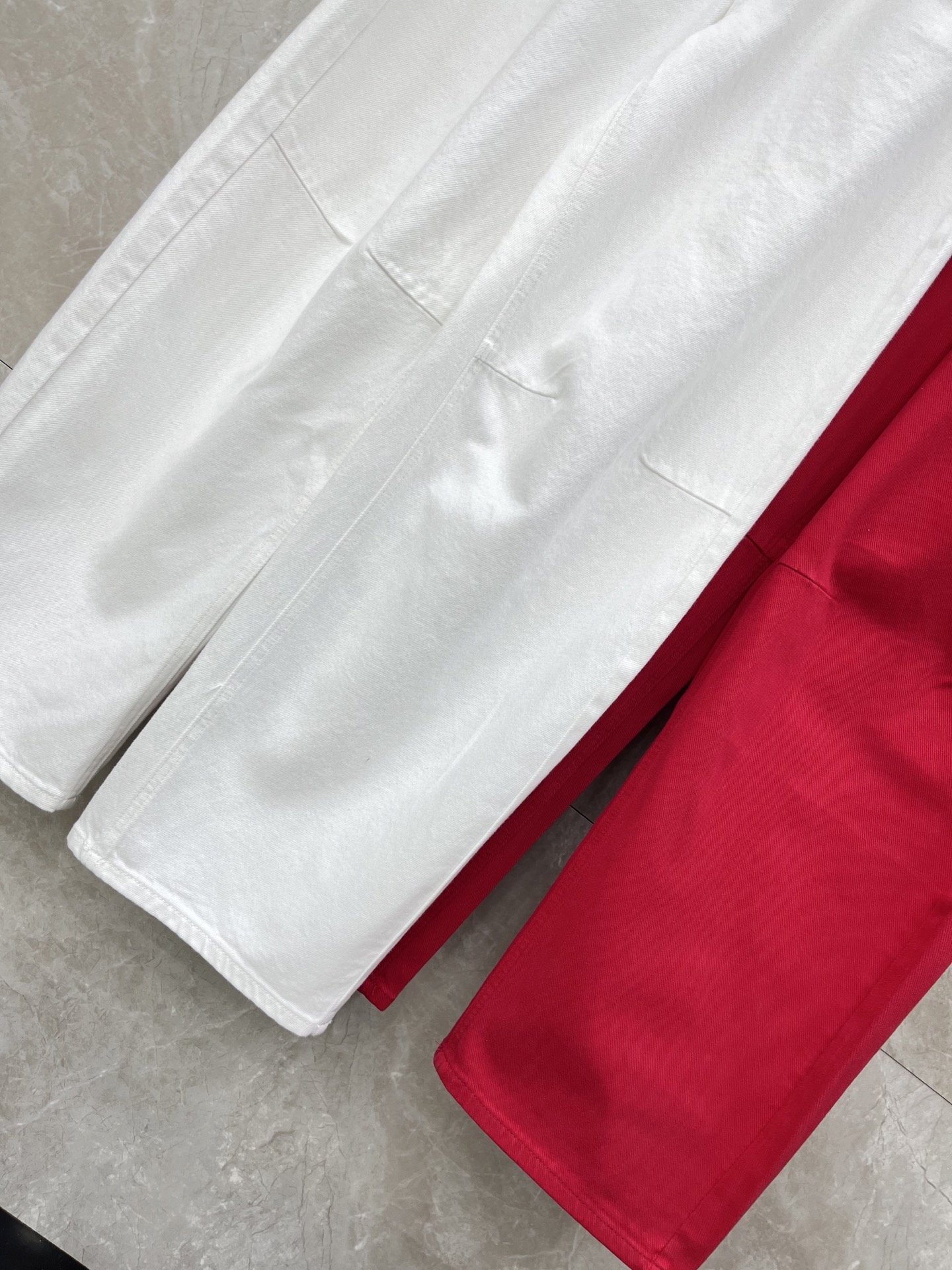 🛒𝐍𝐄𝐖 · 𝟐𝟎𝟐6/爆款现货【早春新款】原创｜设计师镰刀型牛仔裤 这款牛仔裤选用优质面料，工艺洗水，