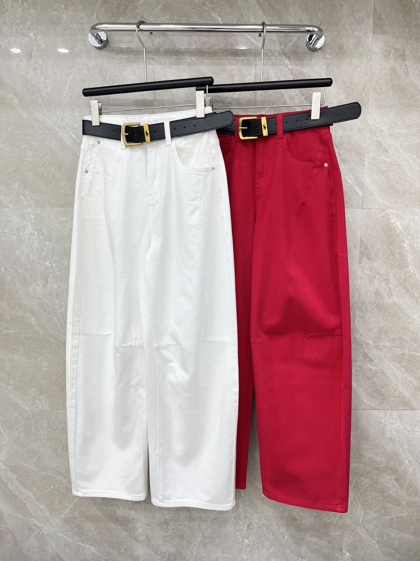 🛒𝐍𝐄𝐖 · 𝟐𝟎𝟐6/爆款现货【早春新款】原创｜设计师镰刀型牛仔裤 这款牛仔裤选用优质面料，工艺洗水，