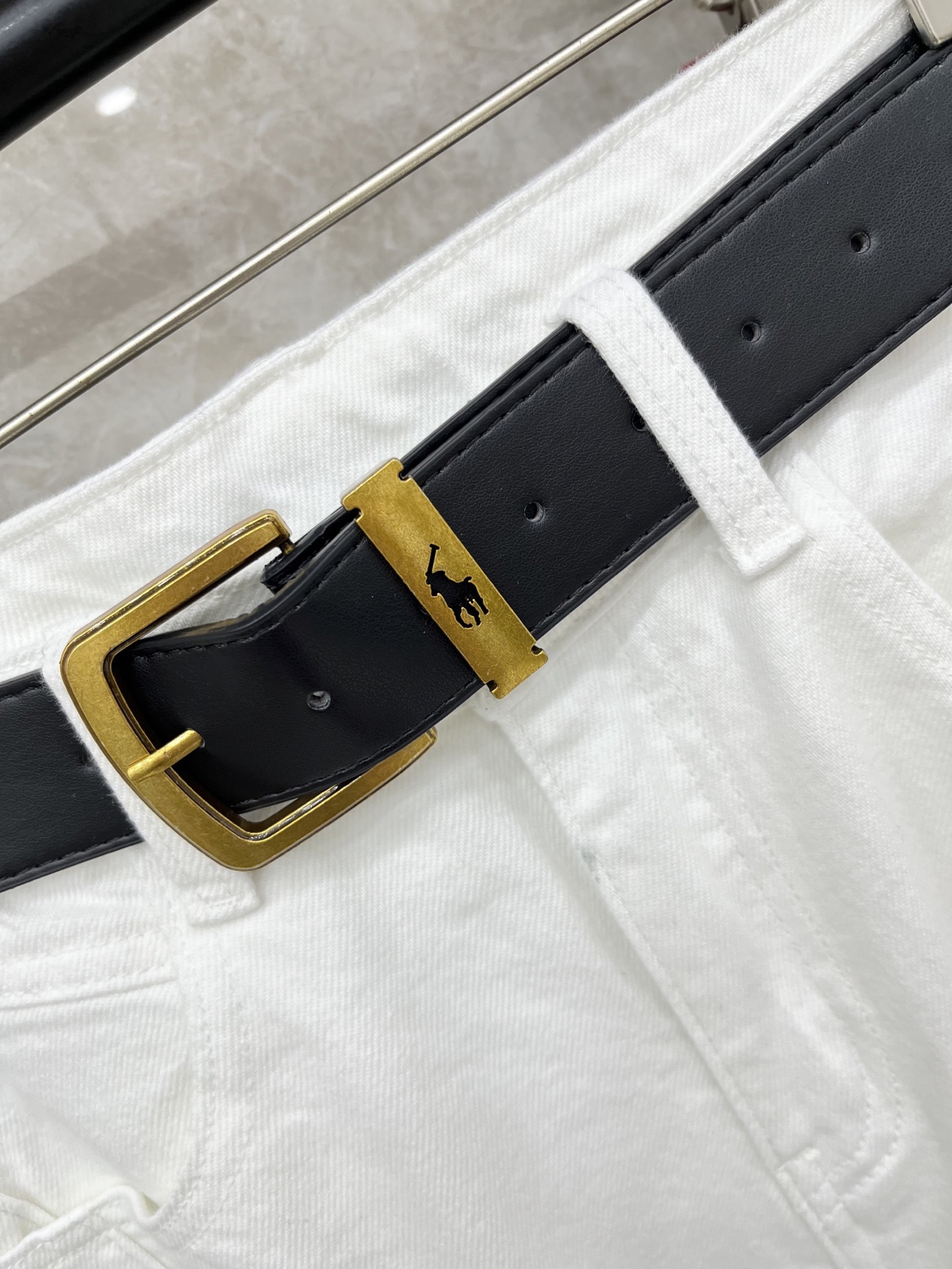 🛒𝐍𝐄𝐖 · 𝟐𝟎𝟐6/爆款现货【早春新款】原创｜设计师镰刀型牛仔裤 这款牛仔裤选用优质面料，工艺洗水，